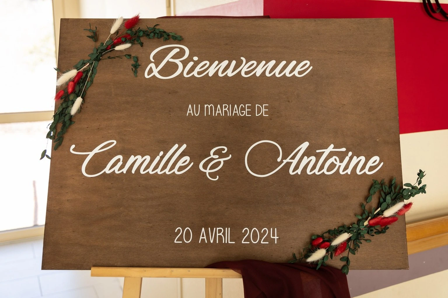 Mariage Domaine Delaunay panneau de bienvenue en bois tissu bordeaux