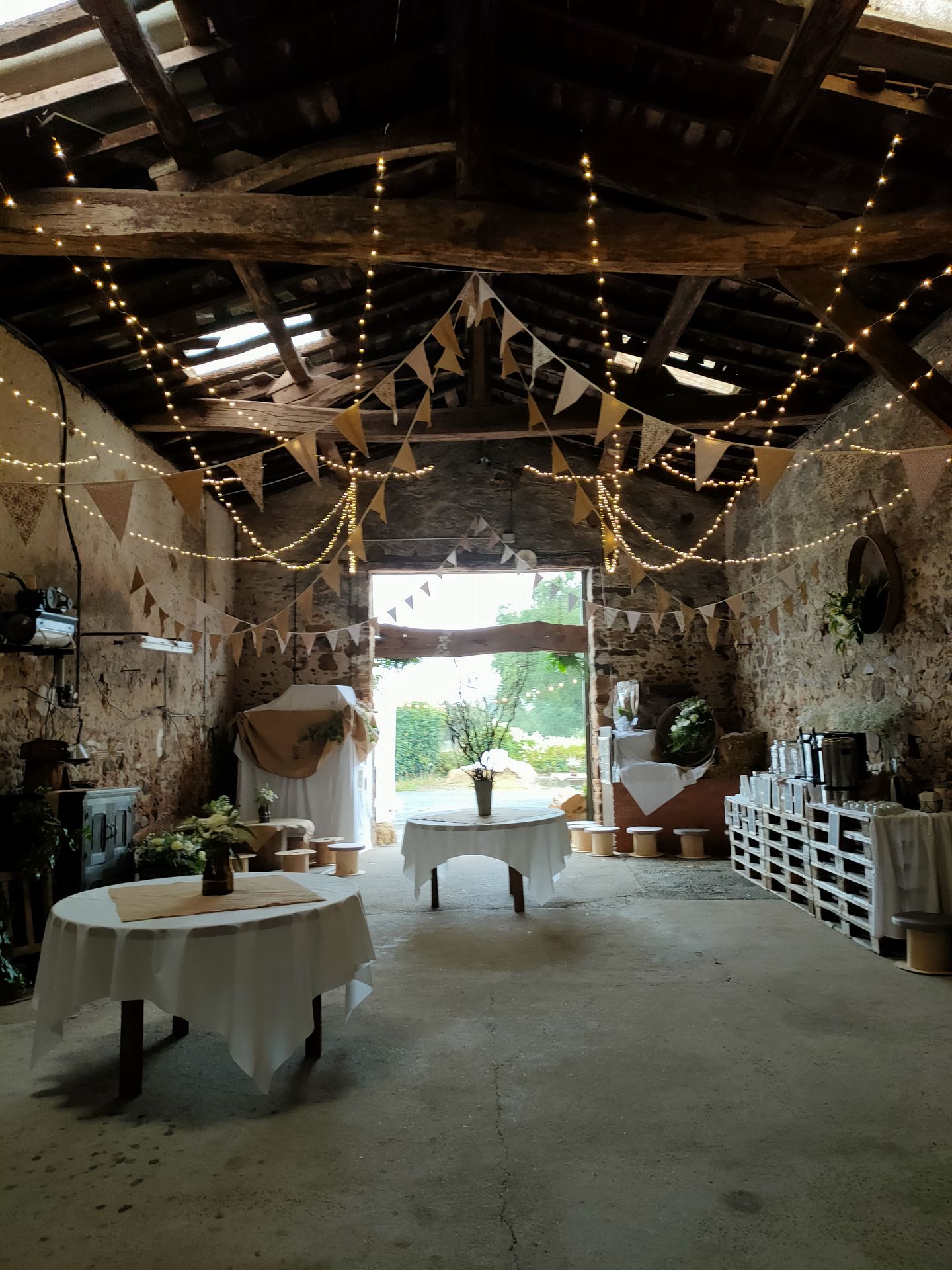 Mariage a domicile grange panneau des mariés en bois composition florale botte de paille guirlande guinguette et fanion