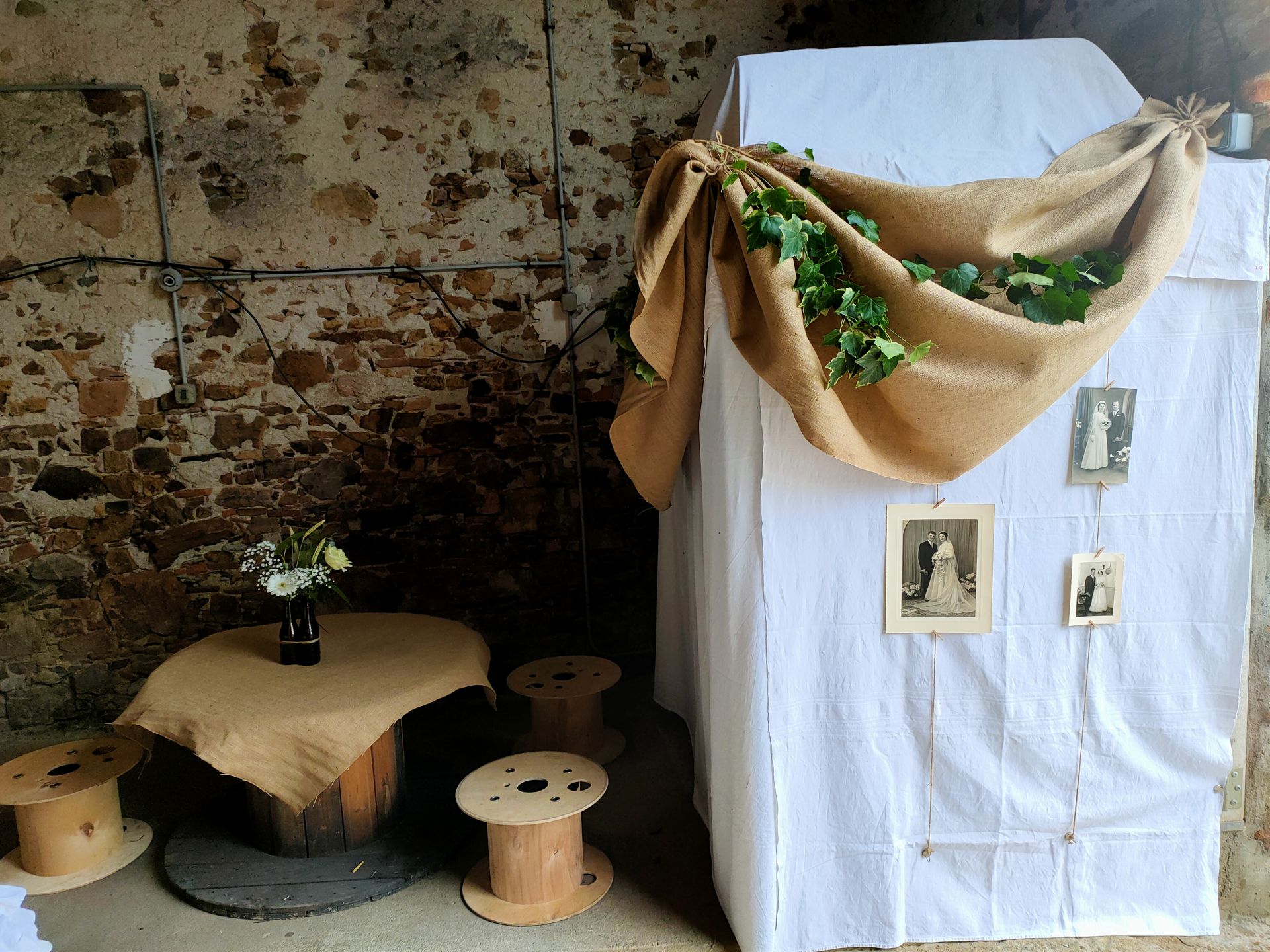 Mariage a domicile décor en bois tissu blanc et sable et lière photo ancienne