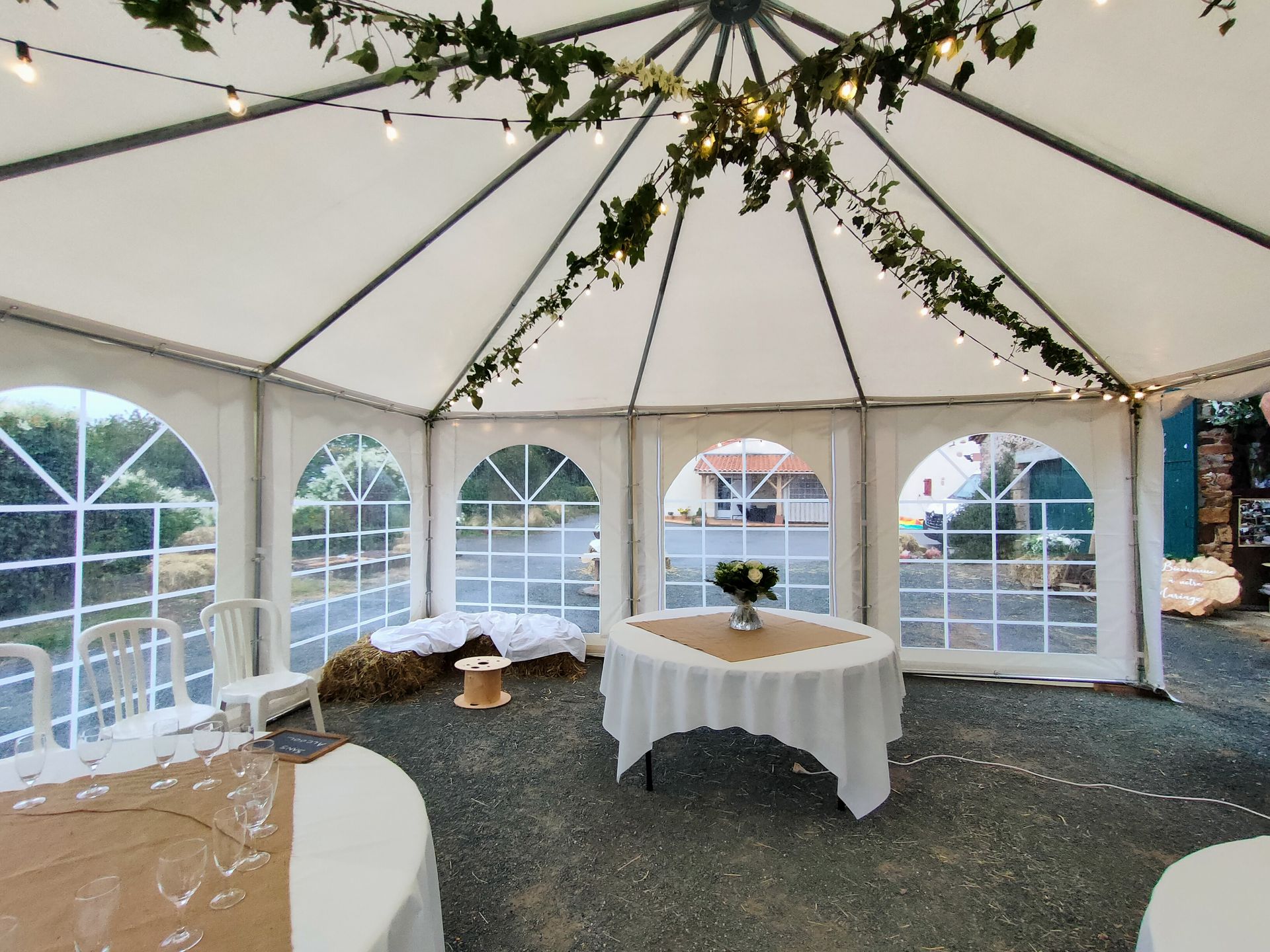 Mariage a domicile barnum blanc  vin d'honneur botte de paille guirlande guinguette et lière