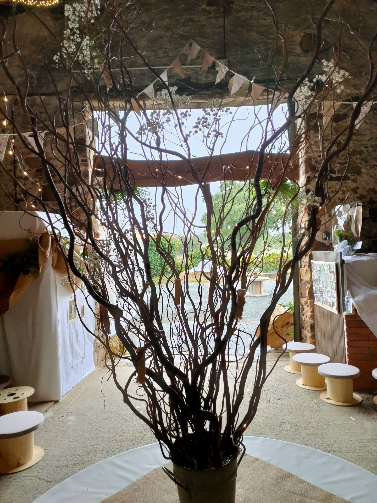 Mariage a domicile grange panneau des mariés en bois composition florale botte de paille guirlande guinguette et fanion