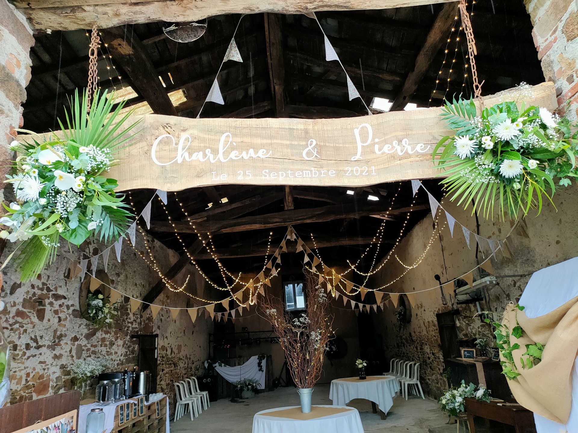 Mariage a domicile grange panneau des mariés en bois composition florale botte de paille guirlande guinguette et fanion