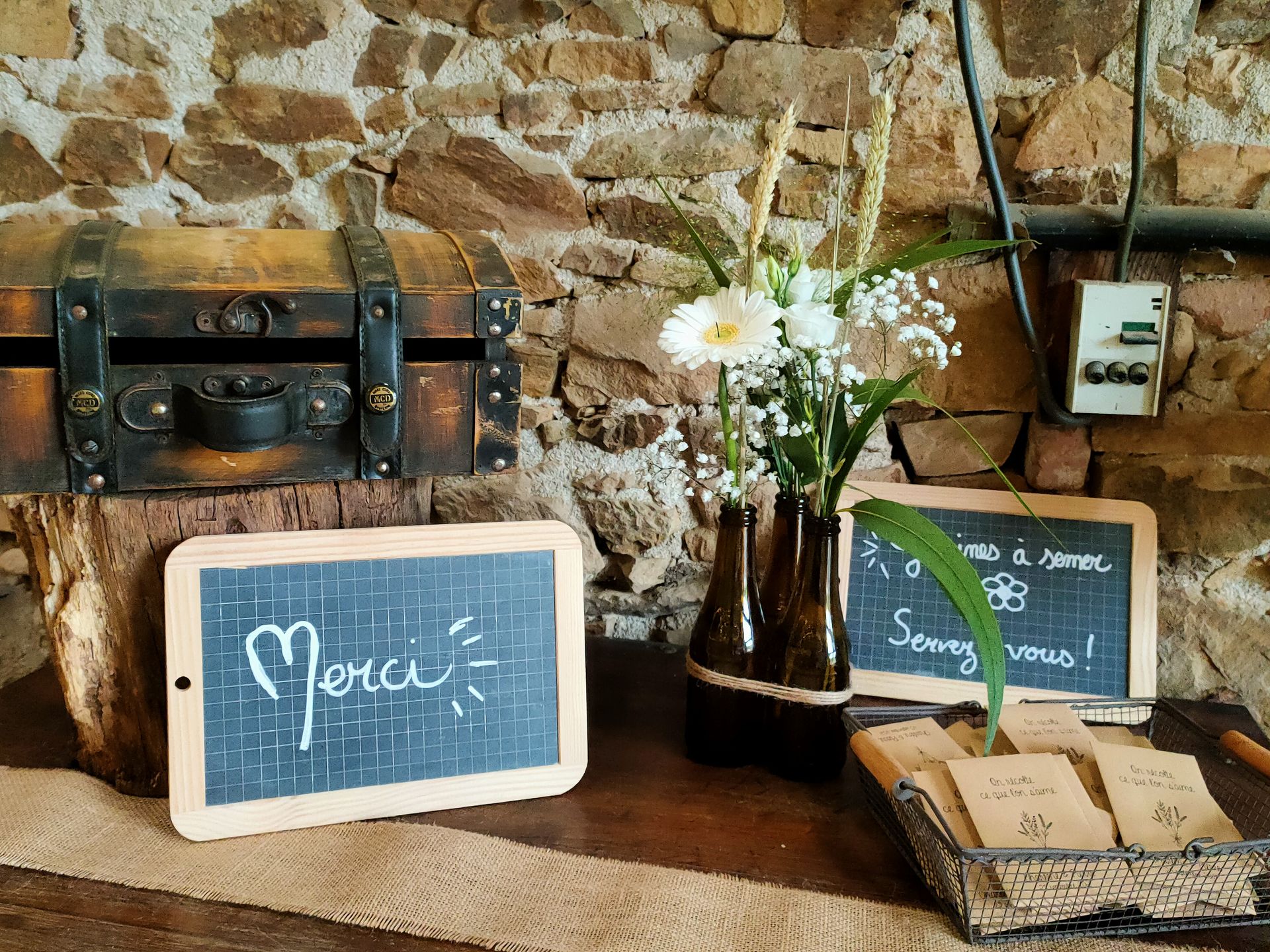 Mariage a domicile espace cagnotte ardoise merci vase fleurs malle trésor