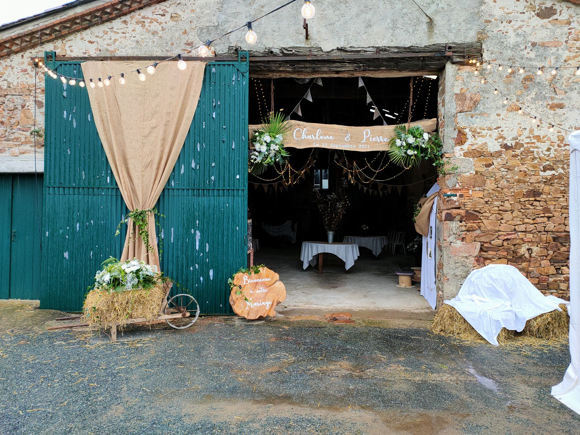 Mariage a domicile grange panneau des mariés en bois composition florale botte de paille guirlande guinguette et fanion