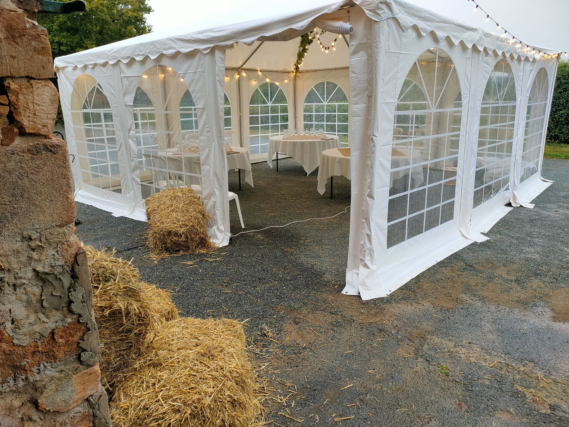 Mariage a domicile barnum blanc  vin d'honneur botte de paille guirlande guinguette et lière