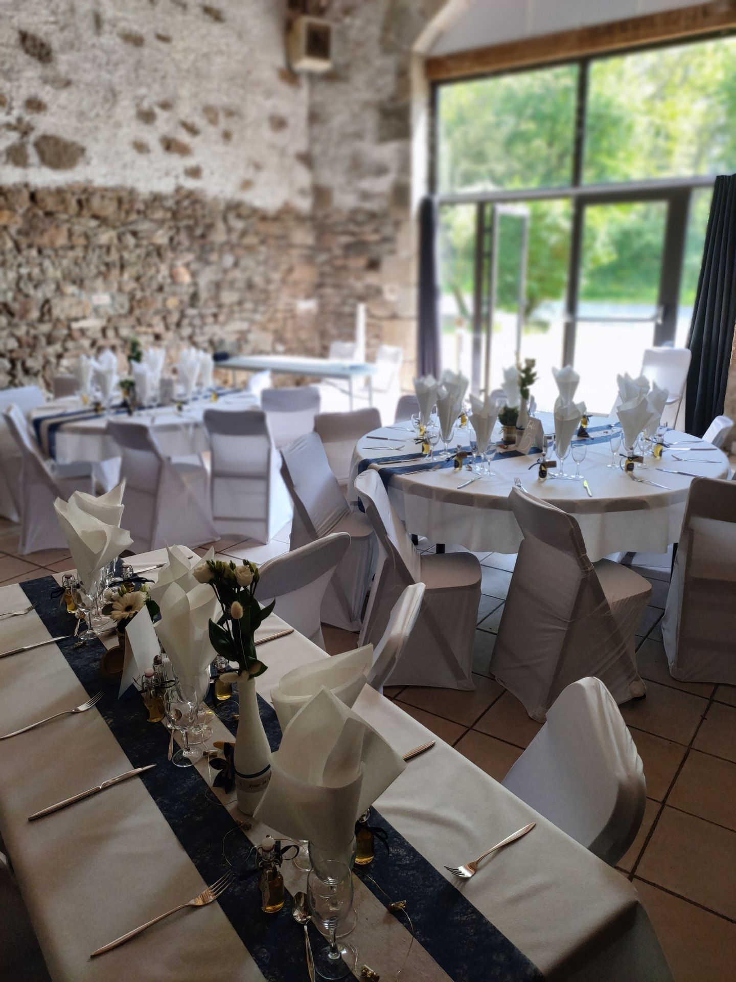 Mariage Salle Le Vatican table blanche bleu marine vase fleurs chaton