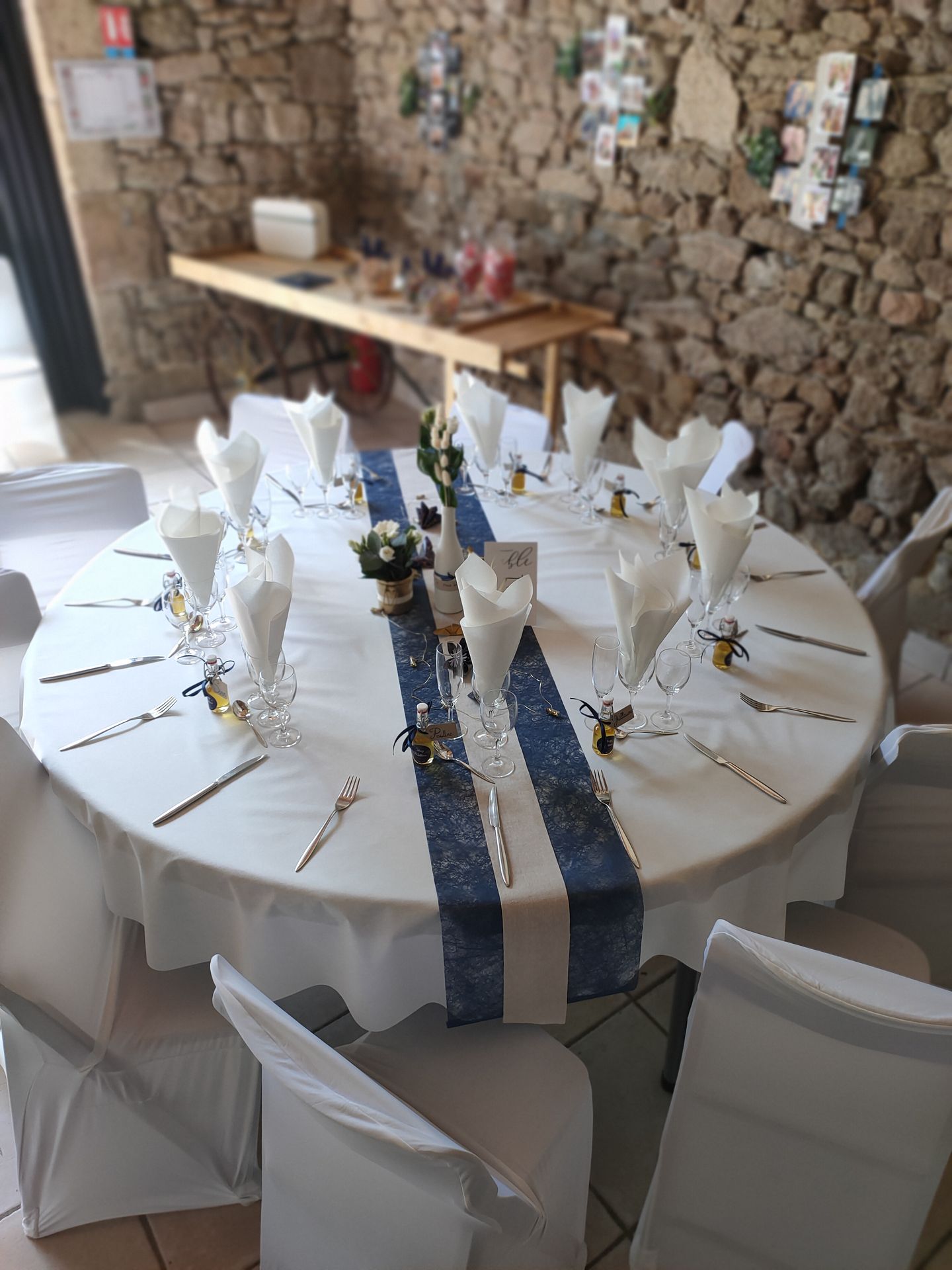 Mariage Salle Le Vatican table blanche bleu marine vase fleurs chaton