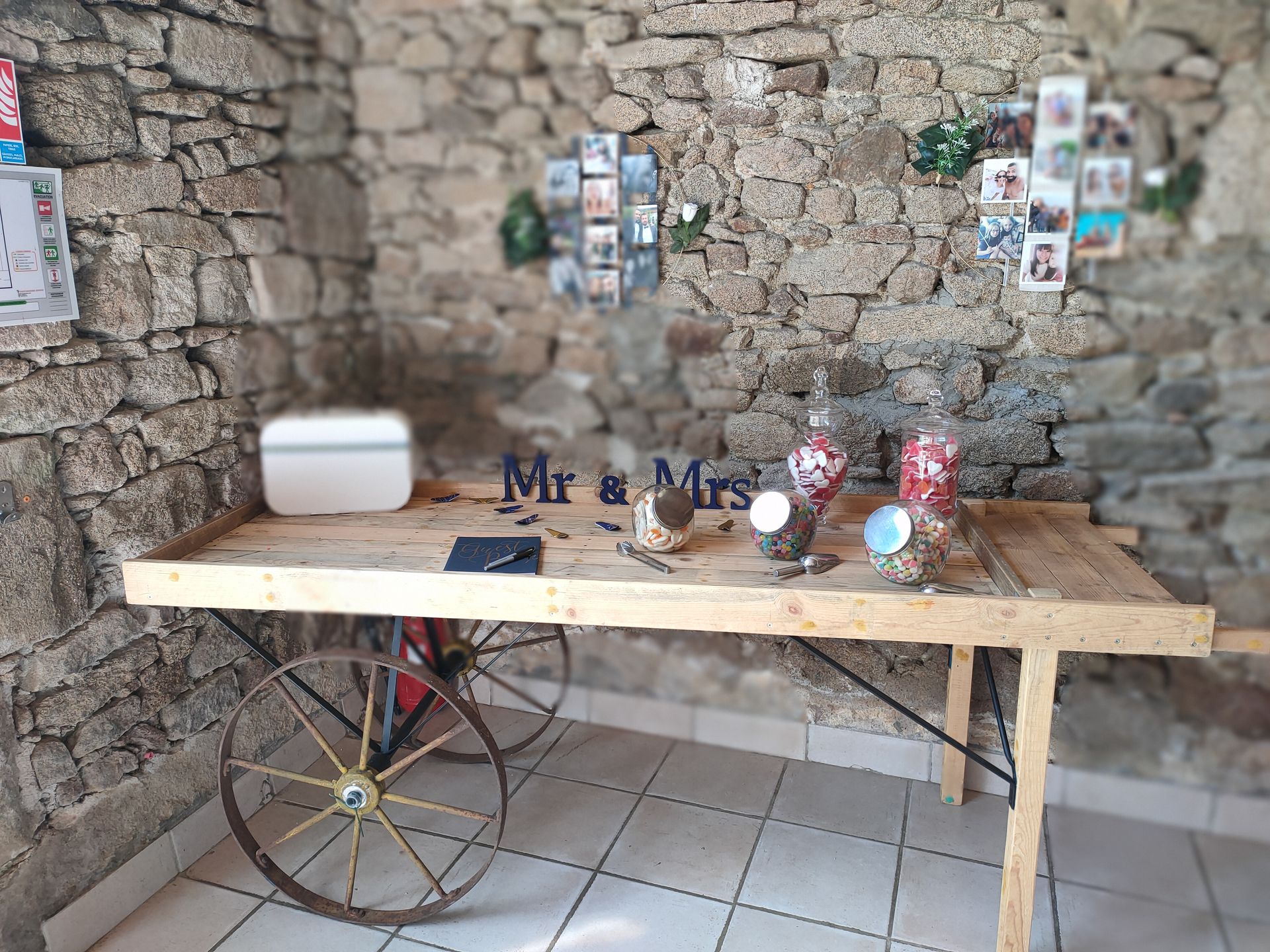 Mariage Salle Le Vatican espace déco bonbons cagnotte photos livre d'or