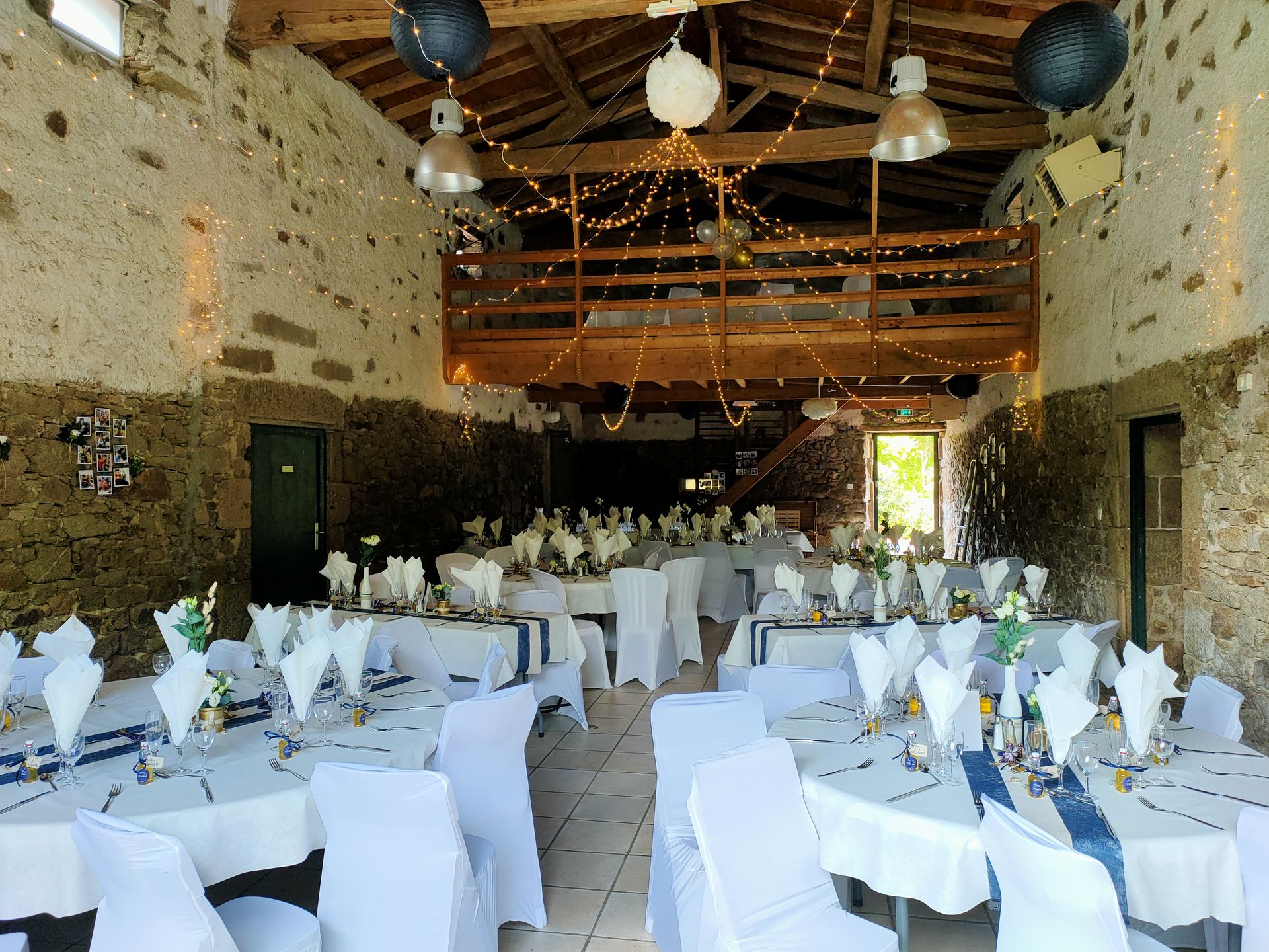 Mariage Salle Le Vatican plafond ciel étoilé leds boule chinoise bleu marine et fleurs blanches