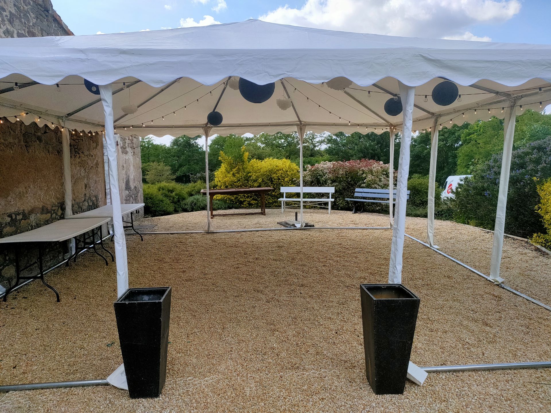 Mariage Salle Le Vatican barnum blanc plafond guirlande guinguette boule chinoise bleu marine fleurs blanches