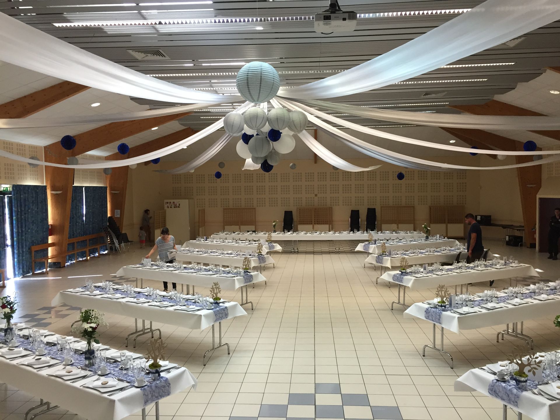 Mariage Salle Azura 2000 tentures blanches boules chinoise bleu marine gris blanc table blanche et chemin de table bleu
