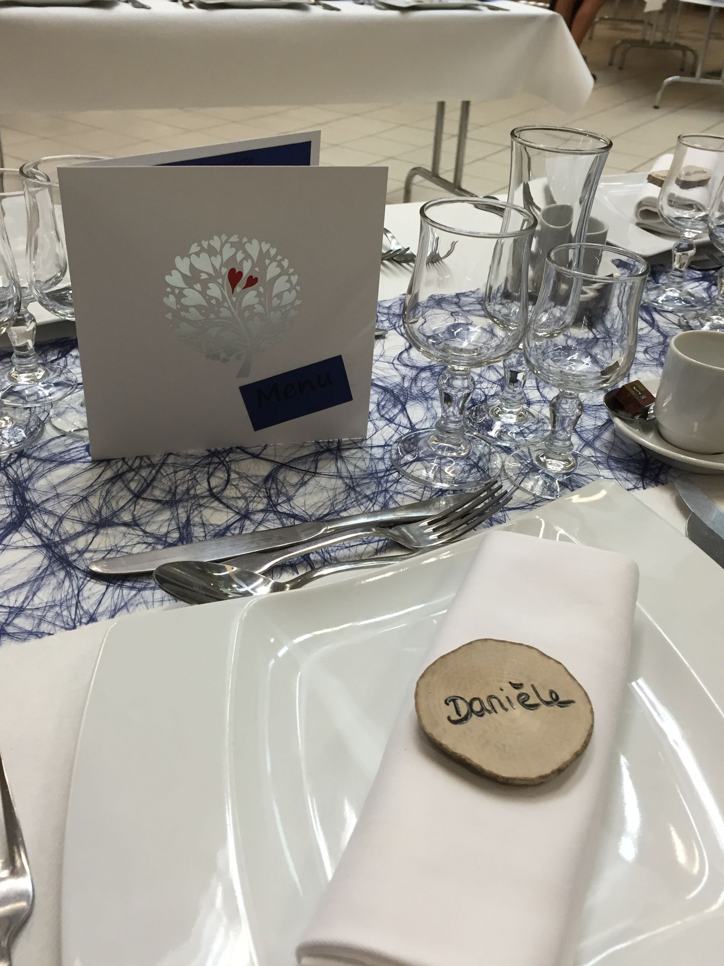 Mariage Salle Azura 2000 marque place rondin en bois personnalisé carton menu de table