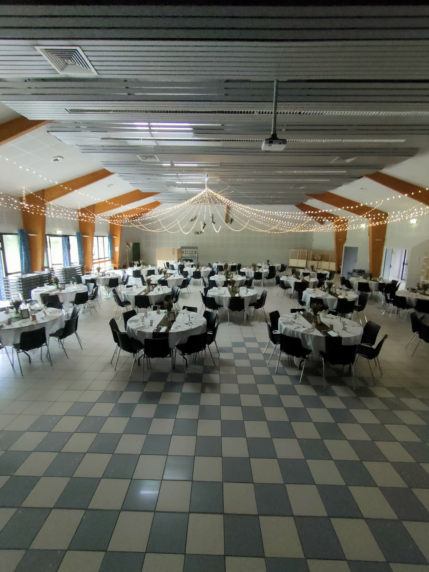 Mariage Salle Azura 2000 ciel étoilé leds et structure rond composition de fleurs unique table blanche chaise bleu marine