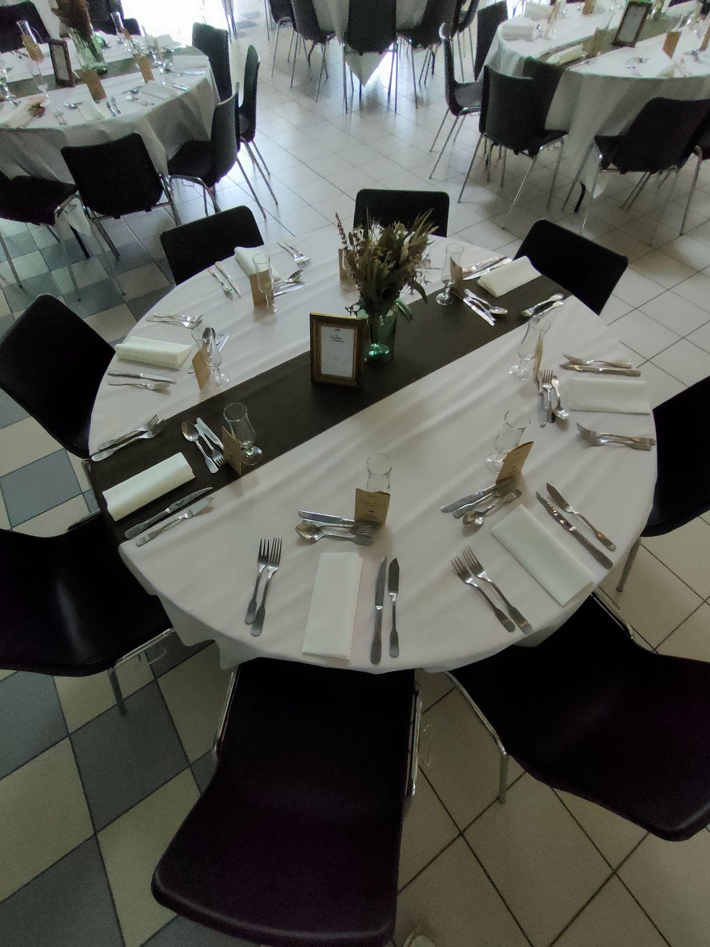 Mariage Salle Azura 2000 table blanche cadre menu en bois naturel vase fleurs