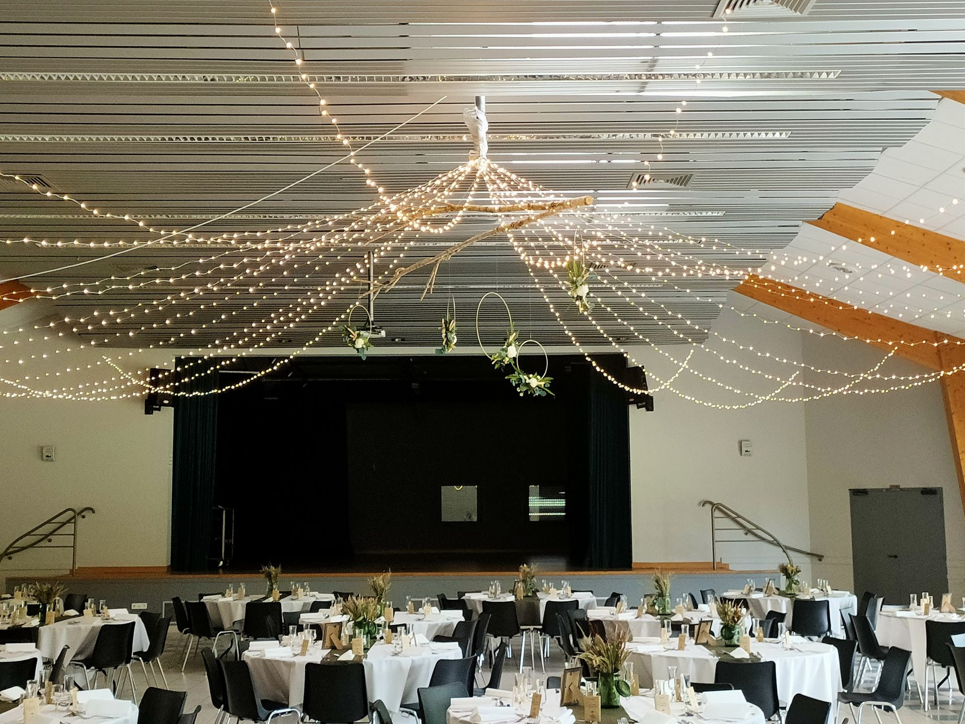 Mariage Salle Azura 2000 ciel étoilé leds et structure rond composition de fleurs unique