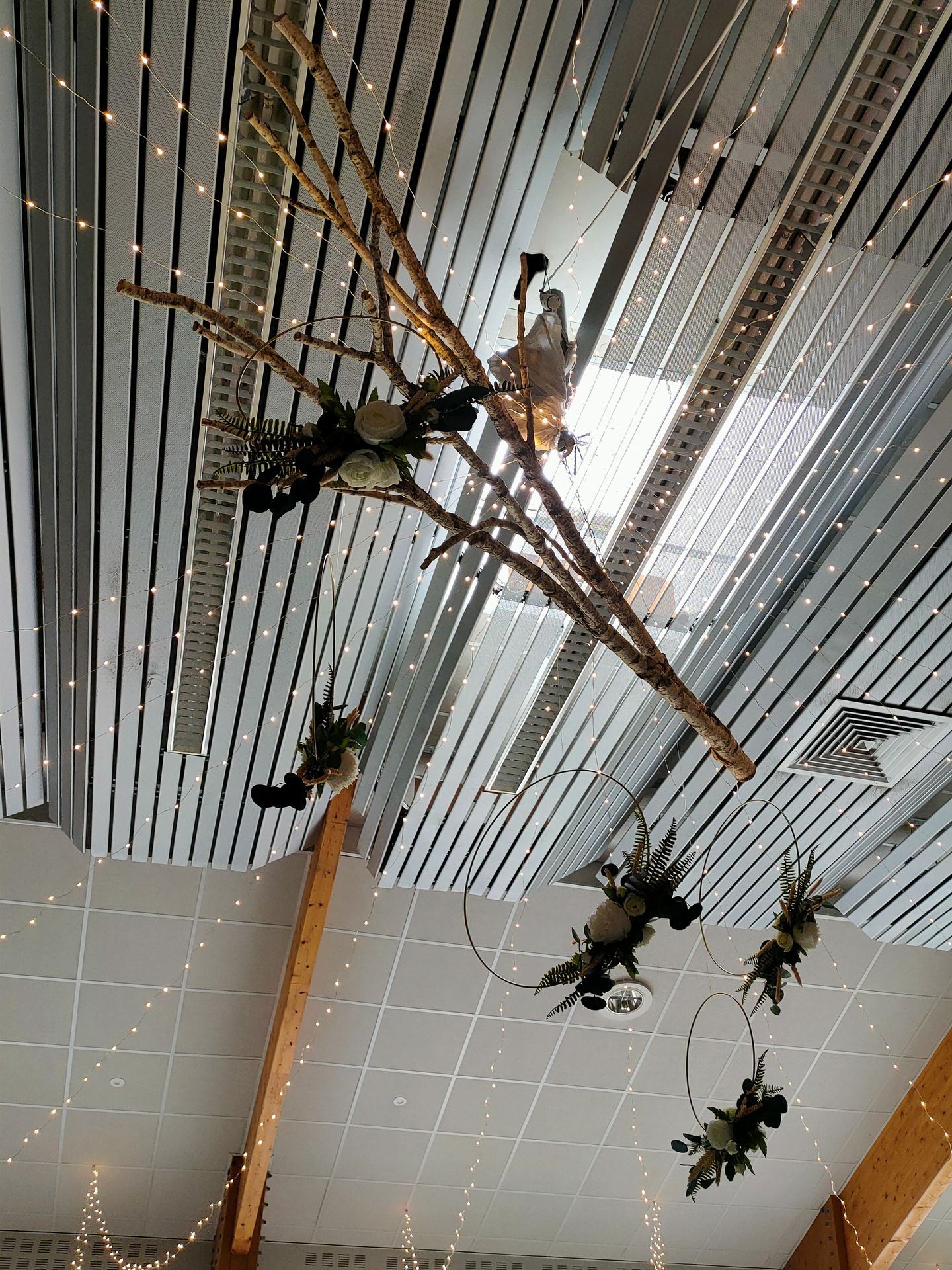 Mariage Salle Azura 2000 ciel étoilé leds et structure rond composition de fleurs unique