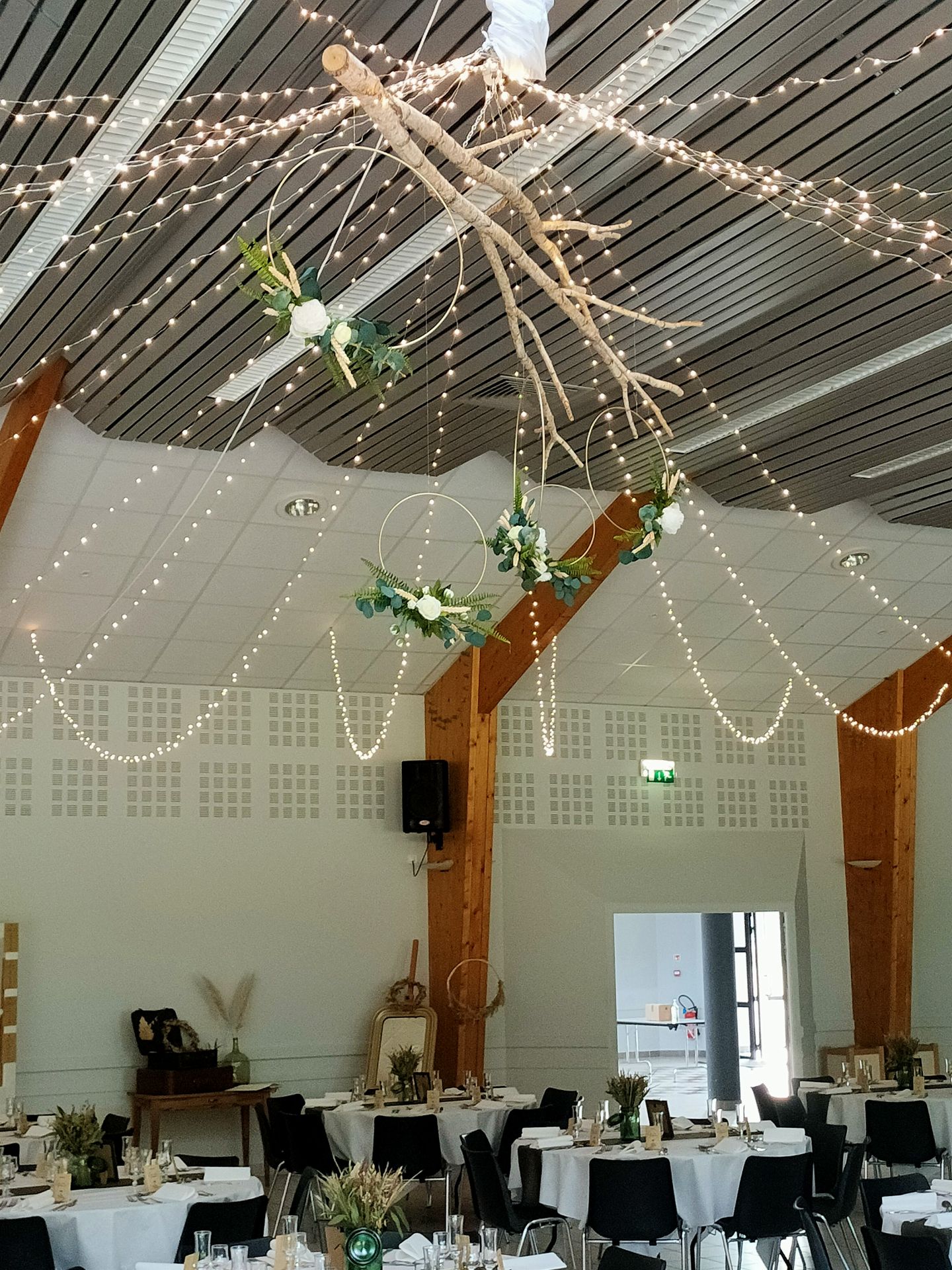 Mariage Salle Azura 2000 ciel étoilé leds et structure rond composition de fleurs unique