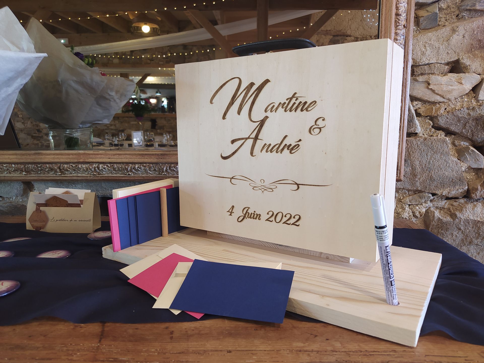 Mariage Domaine de Marin cagnotte en bois gravée personnalisé enveloppe bleu et rose
