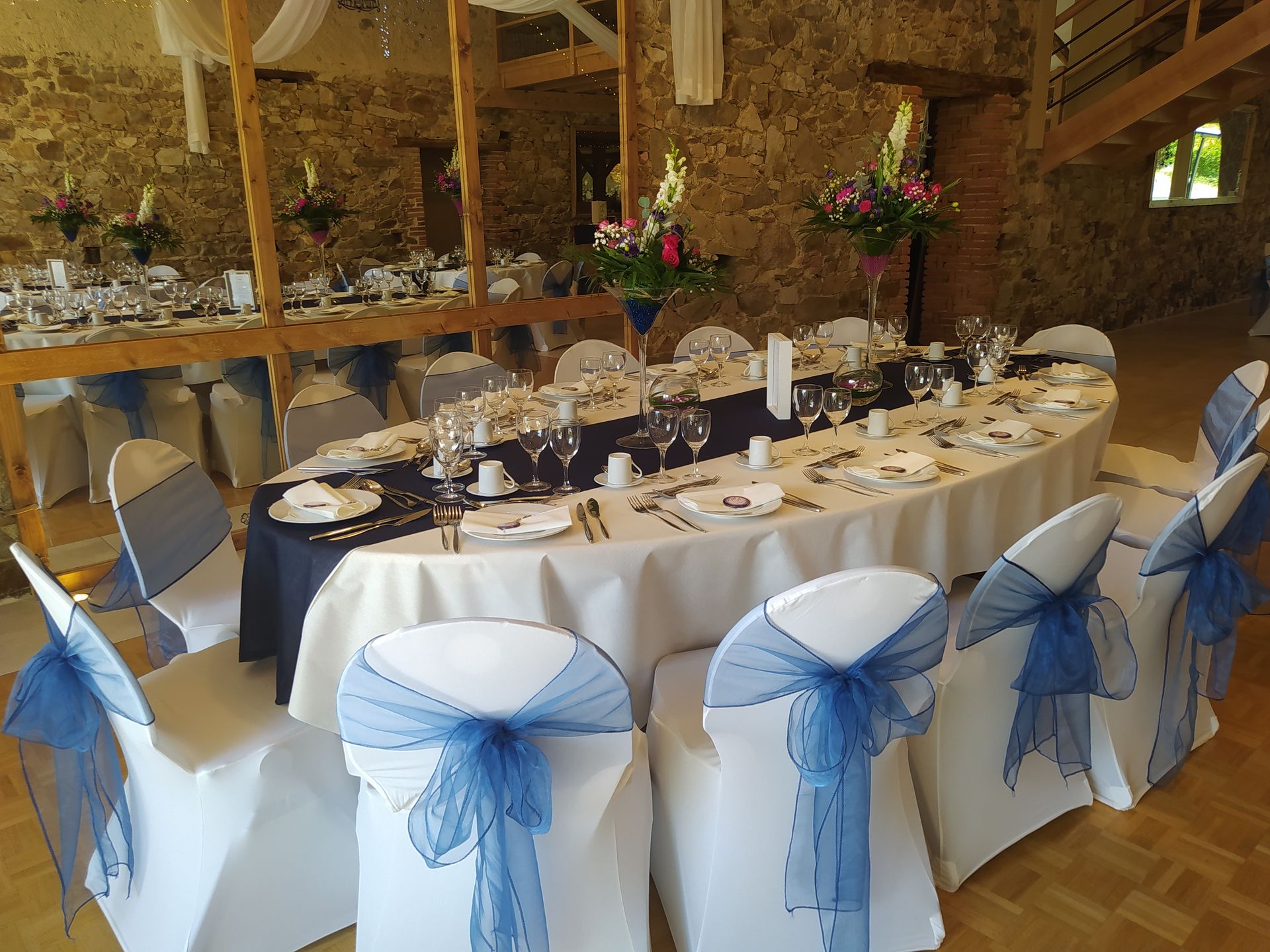Mariage Domaine de Marin table blanches et bleu noeud de chaise bleu
