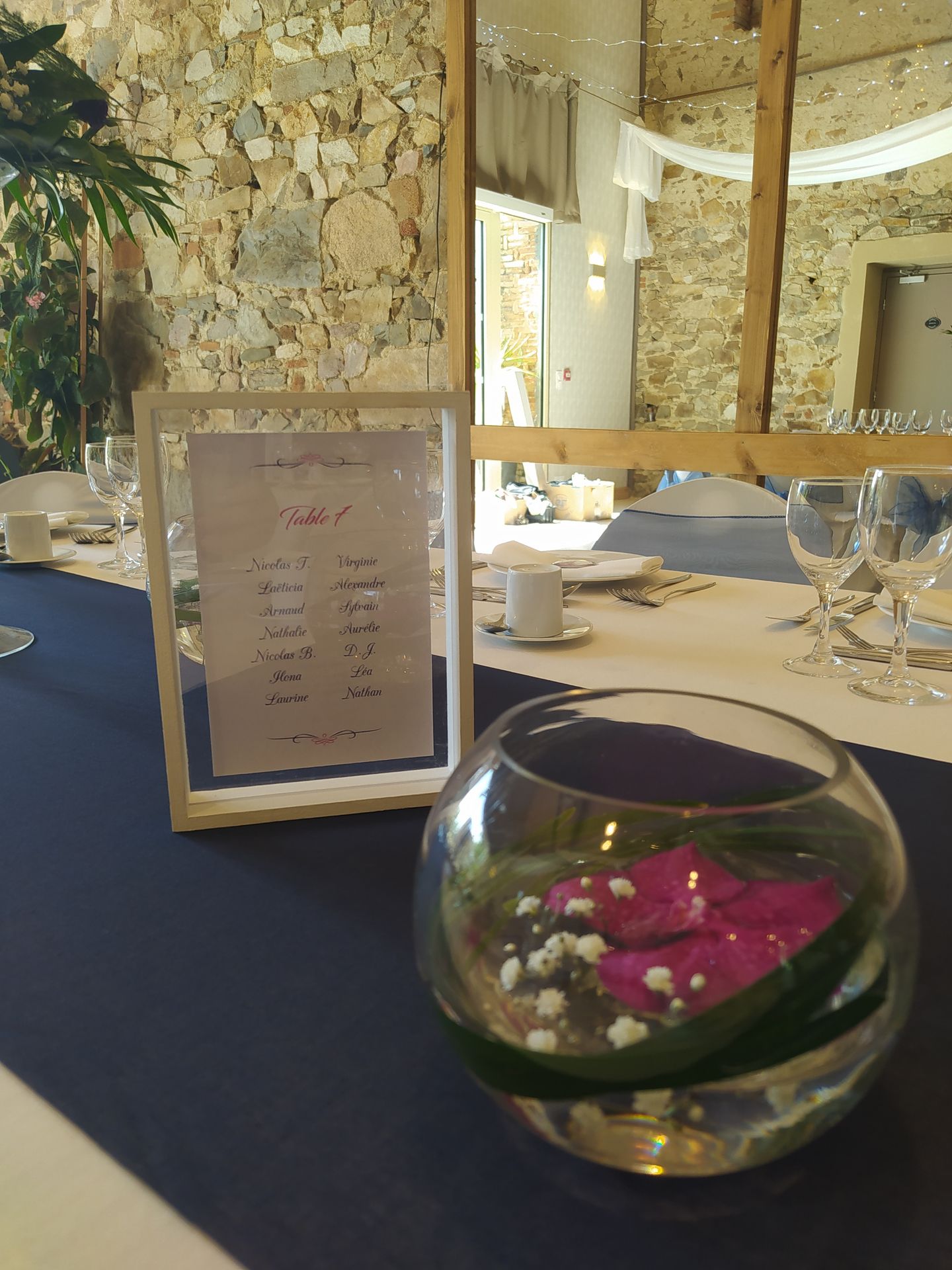 Mariage Domaine de Marin cadre en bois blanc menu de table vase eau fleurs