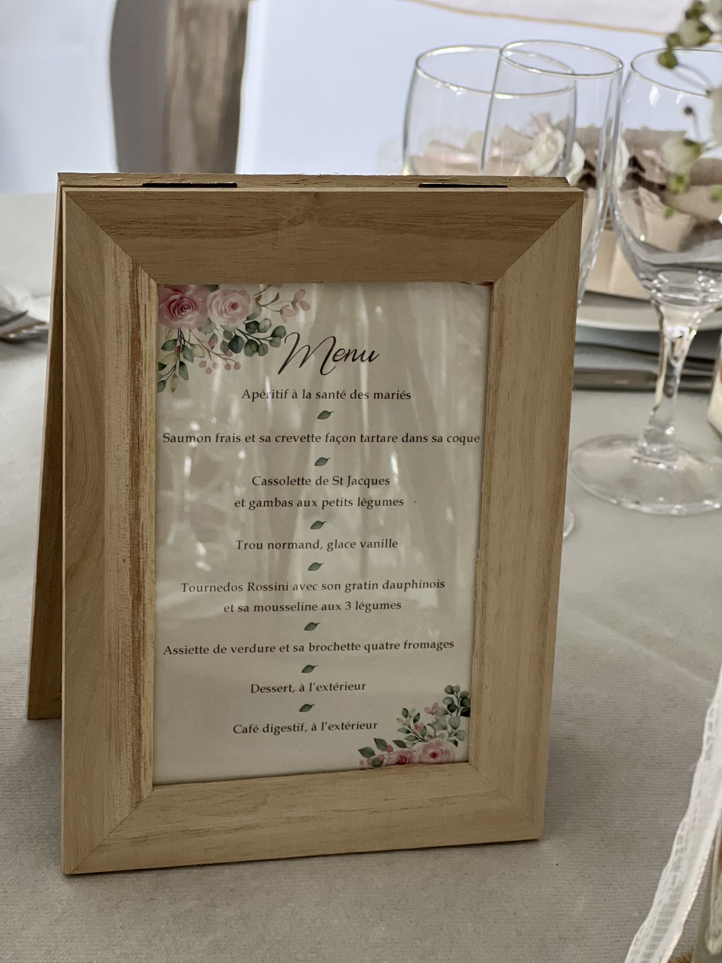 Mariage Salle du Grand Renard cadre en bois naturel menu de table
