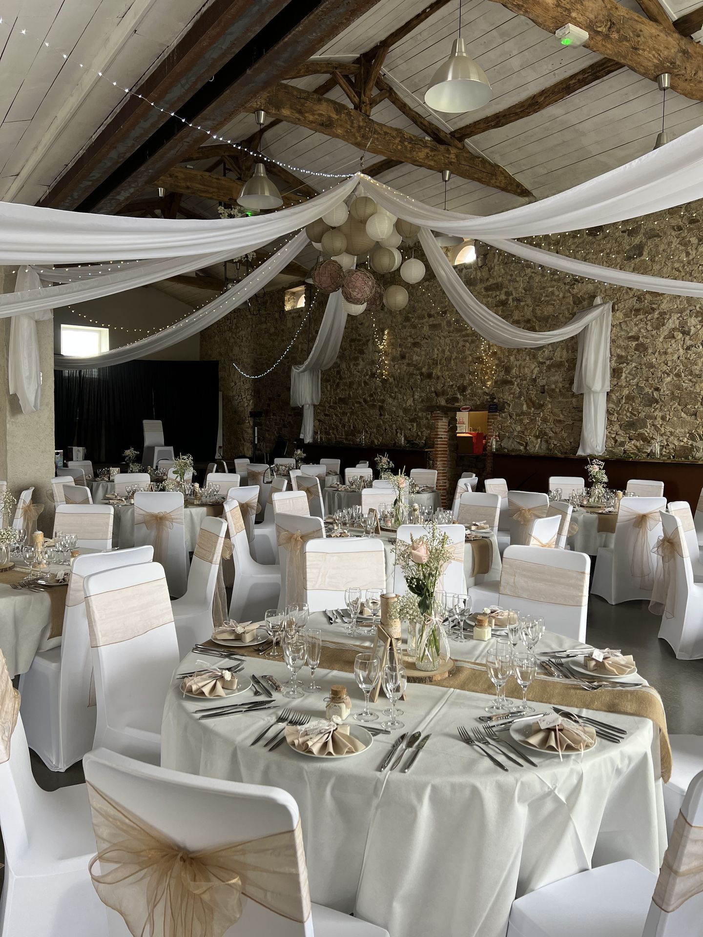Mariage Salle du Grand Renard plafond tentures blanches leds boule chinoise sable et blanches table blanche chemin de table sable noeud de chaise sable