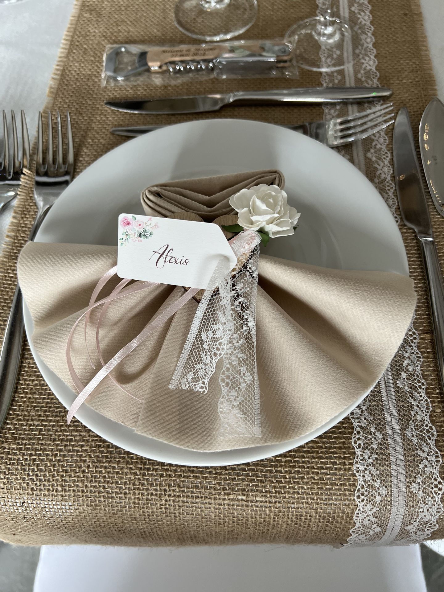 Mariage Salle du Grand Renard serviette sable dentelle et marque place