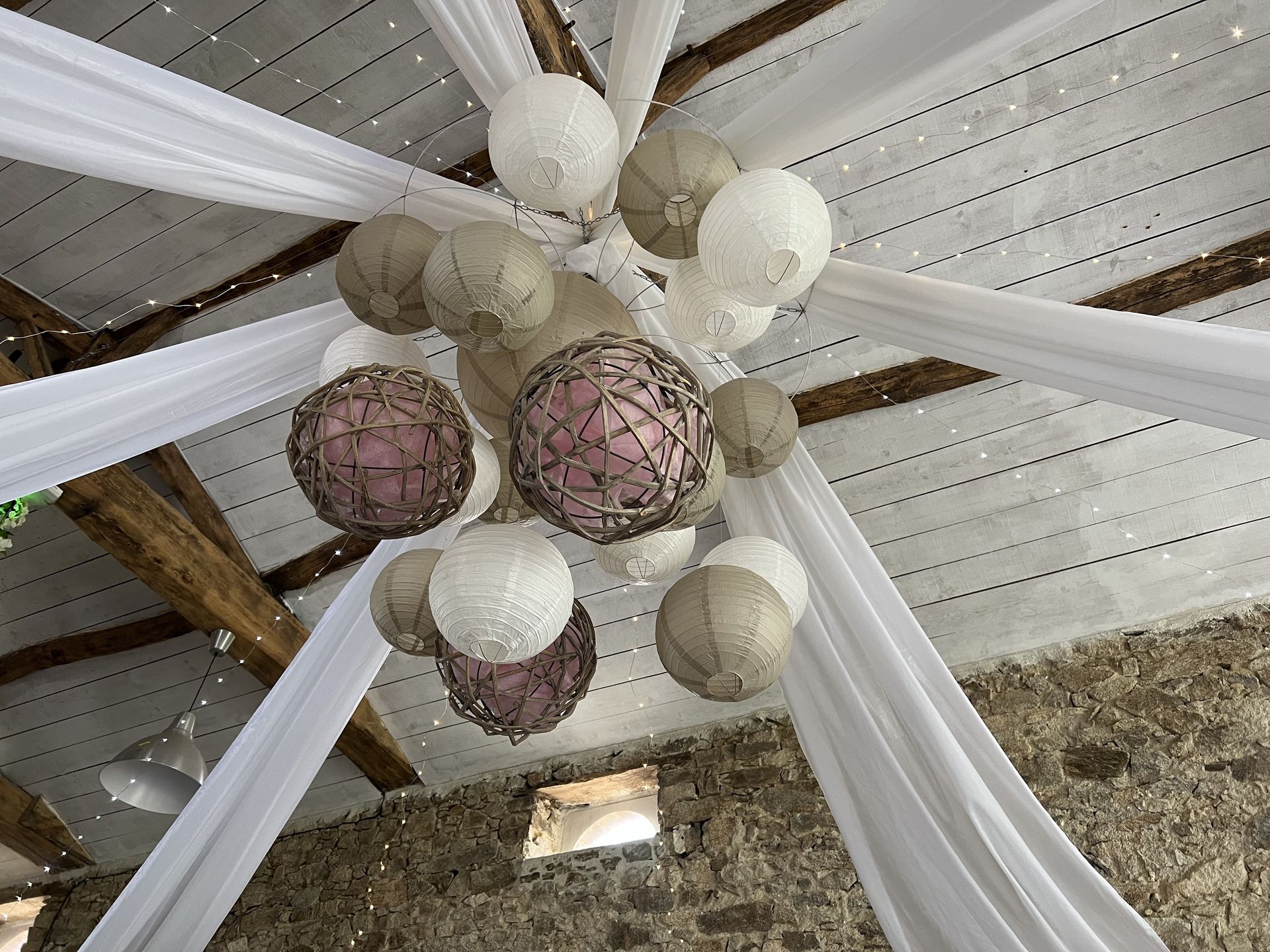 Mariage Salle du Grand Renard plafond tentures blanches leds boule chinoise sable et blanches