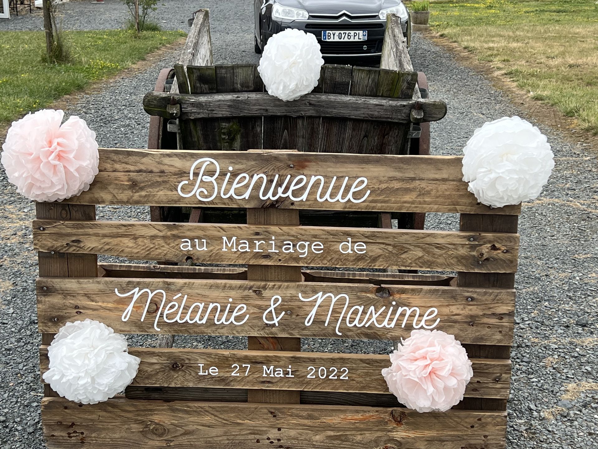 Mariage Salle du Grand Renard panneau de bienvenue palette en bois fleurs rose et blanche