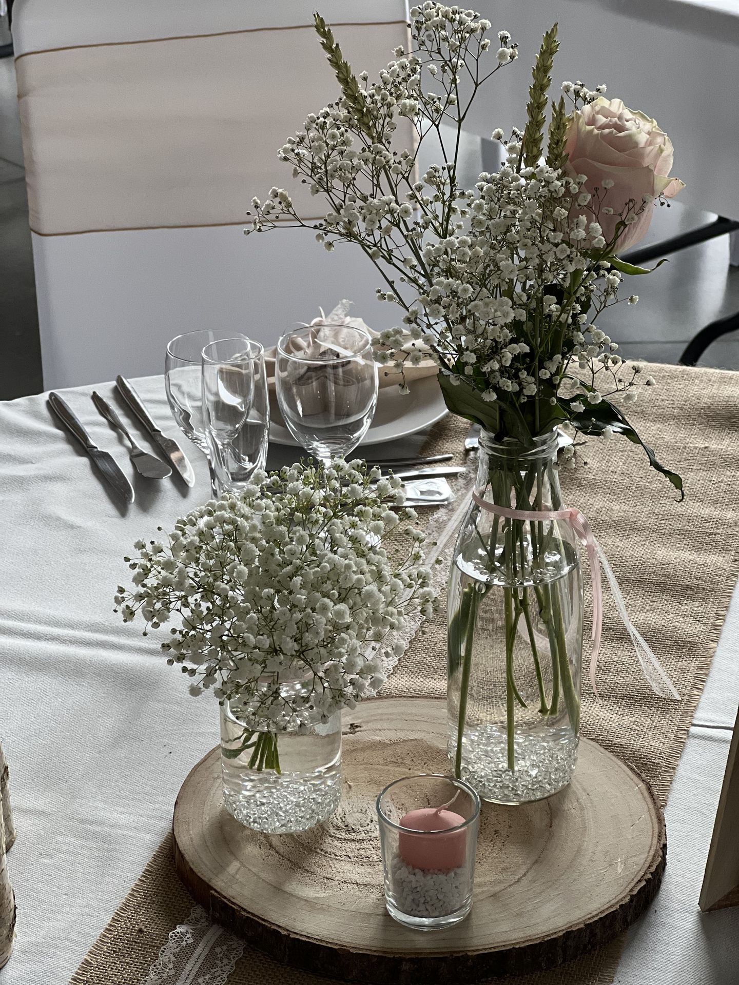 Mariage Salle du Grand Renard centre de table rondin en bois vase transparent fleurs blanches et rose bougie rose perle