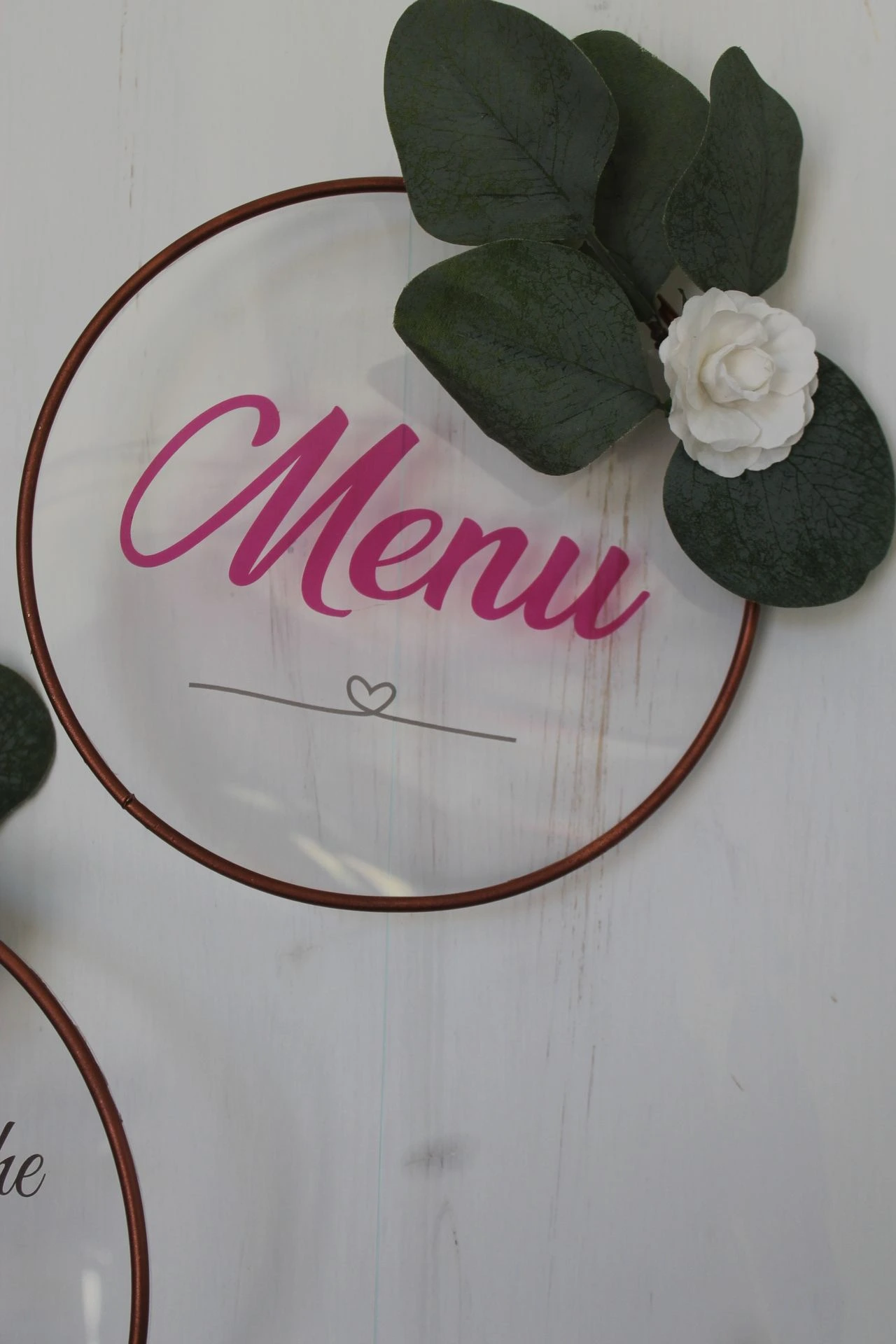 Mariage Domaine de L'Oiselinière plexiglass rond et feuillage rose