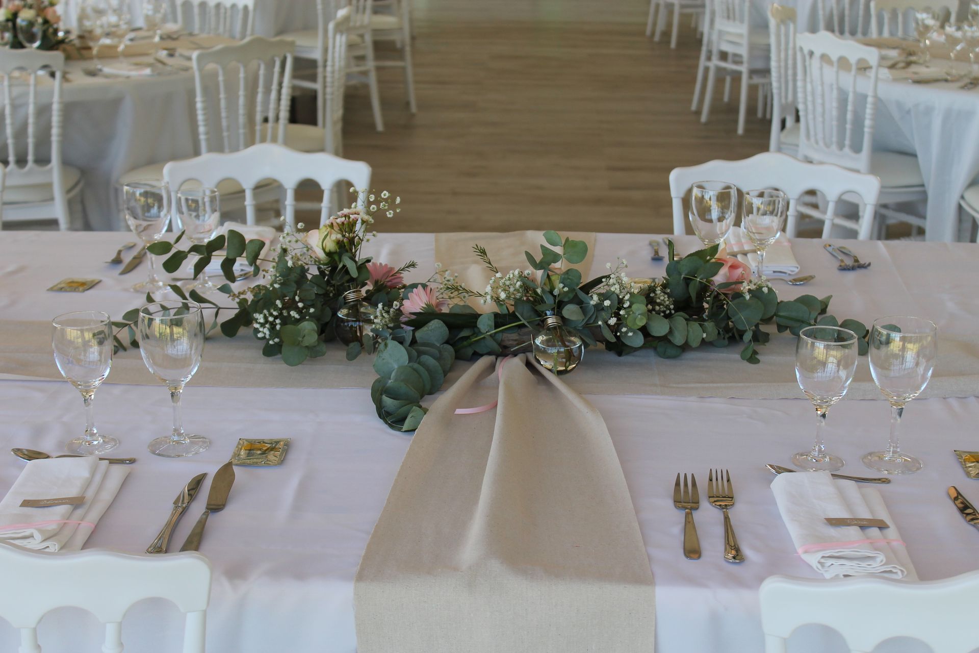Mariage Domaine de L'Oiselinière table blanche chemin de table sable composition florale et feuillage