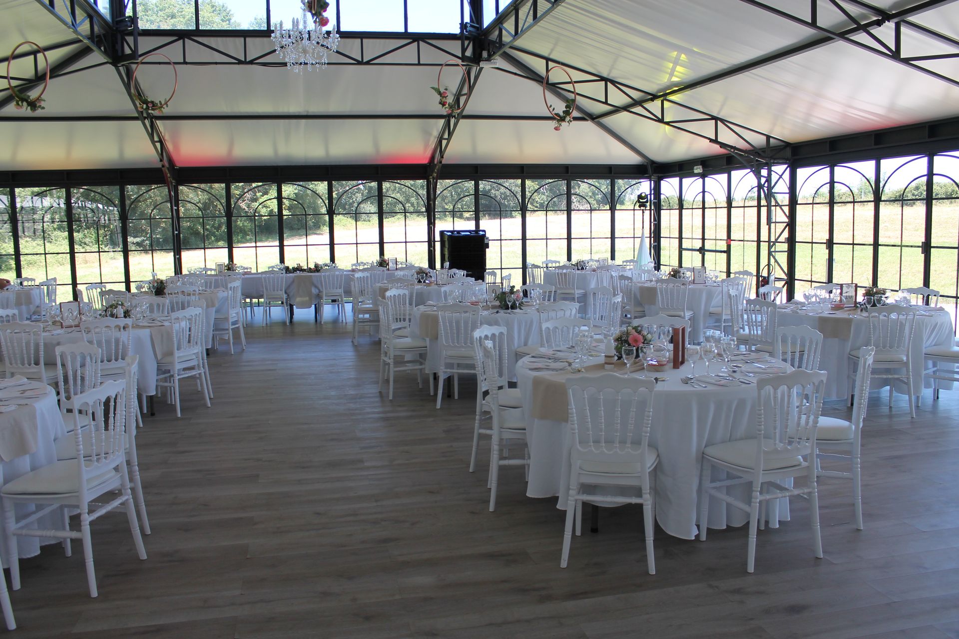 Mariage Domaine de L'Oiselinière salle intérieure table blanche chaise napoléon chemin de table sable