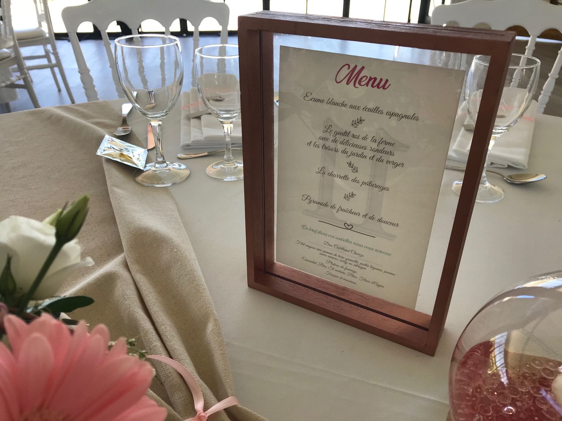 Mariage Domaine de L'Oiselinière chemin de table sable fleurs rose cadre rose en bois menu de table