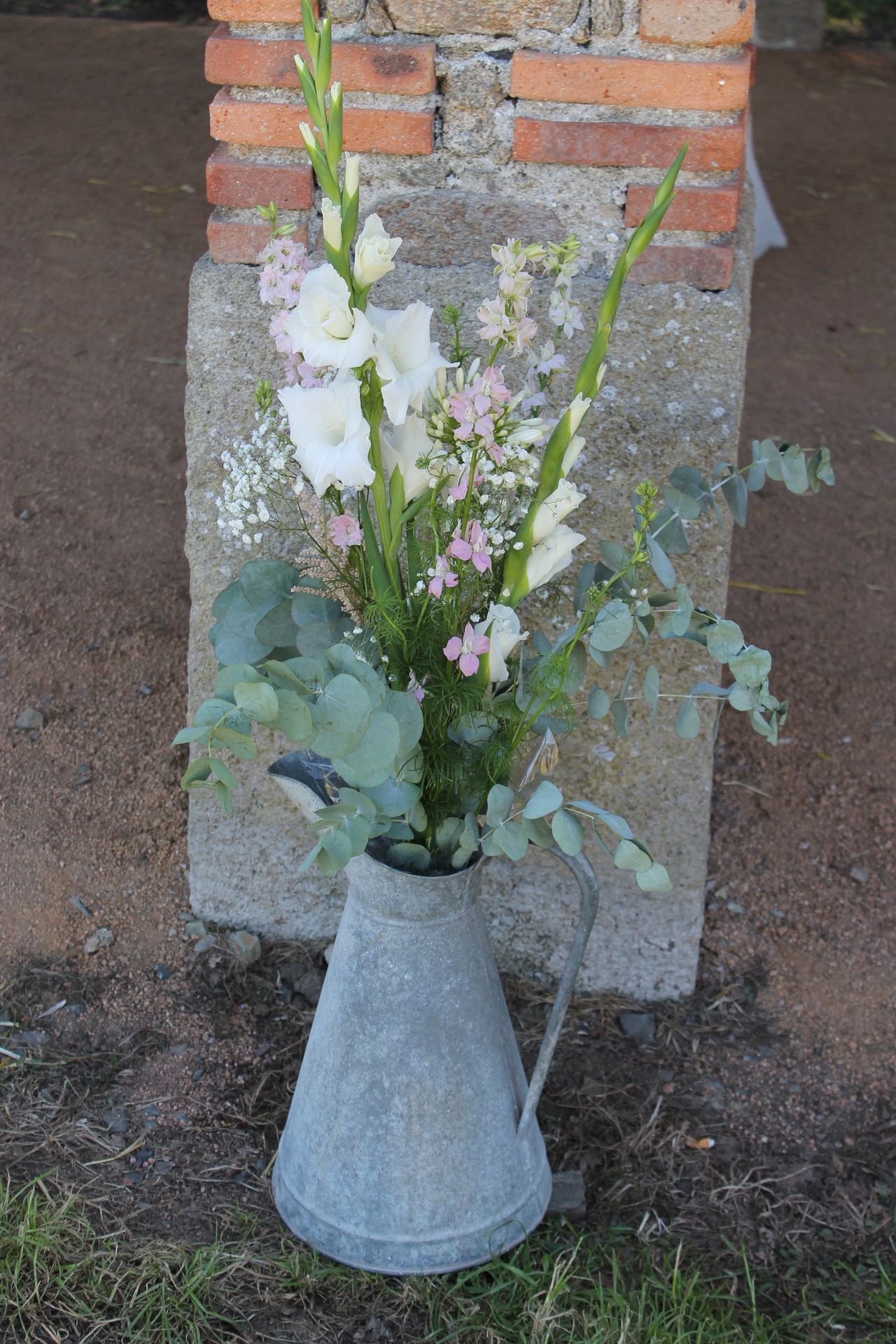 Mariage Domaine de L'Oiselinière vase argent fleurs feuillage