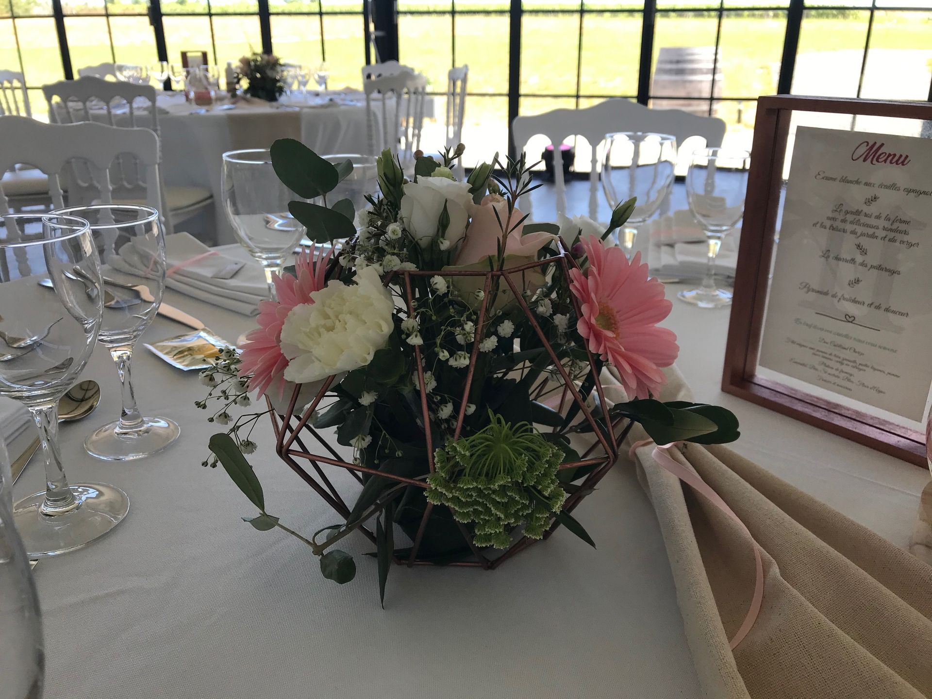 Mariage Domaine de L'Oiselinière composition florale dans structure rose