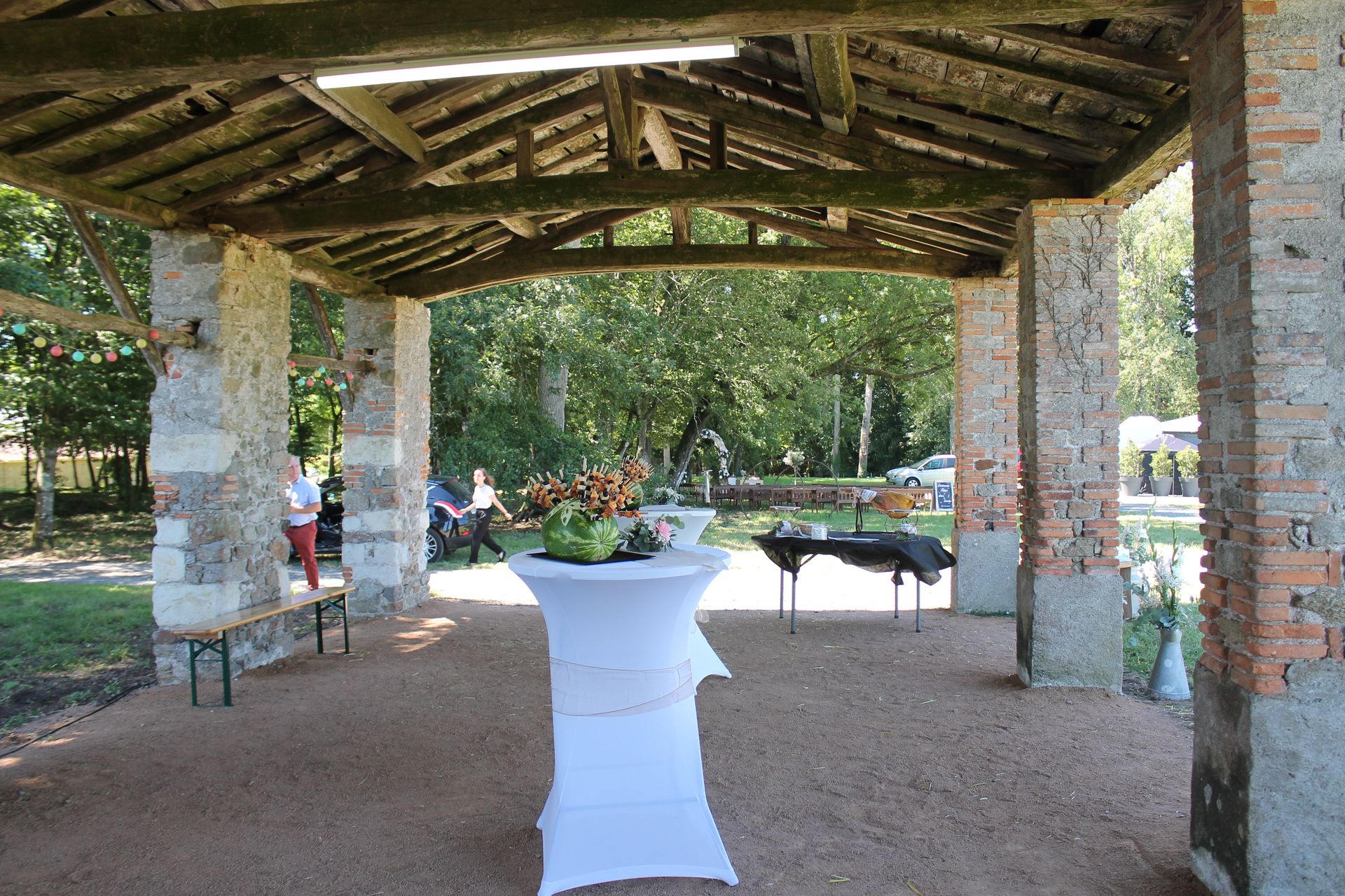 Mariage Domaine de L'Oiselinière vin d'honneur extérieure mange debout blanc et fleurs