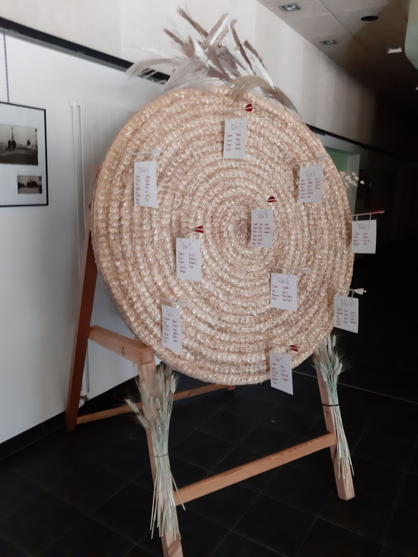 Mariage Espace du Doué plan de table cible en paille flèche rouge