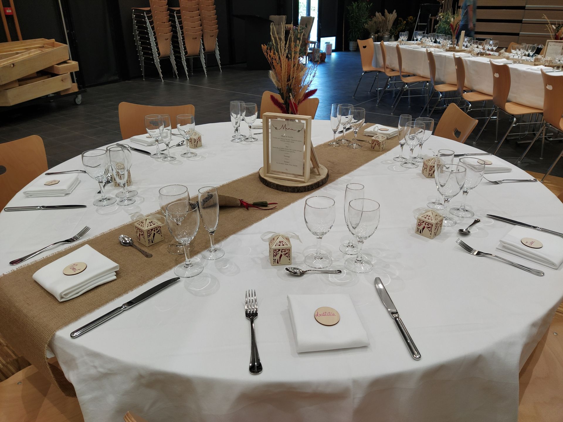 Mariage Espace du Doué table blanche chemin sable centr de table rondin en bois naturel vase fleurs sèches