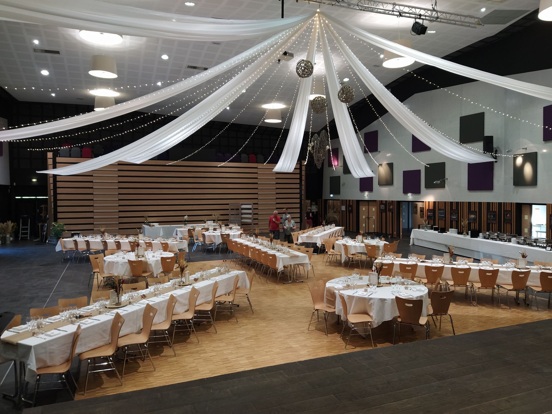 Mariage Espace du Doué plafond tentures blanches leds et boule chinoise en maille naturel