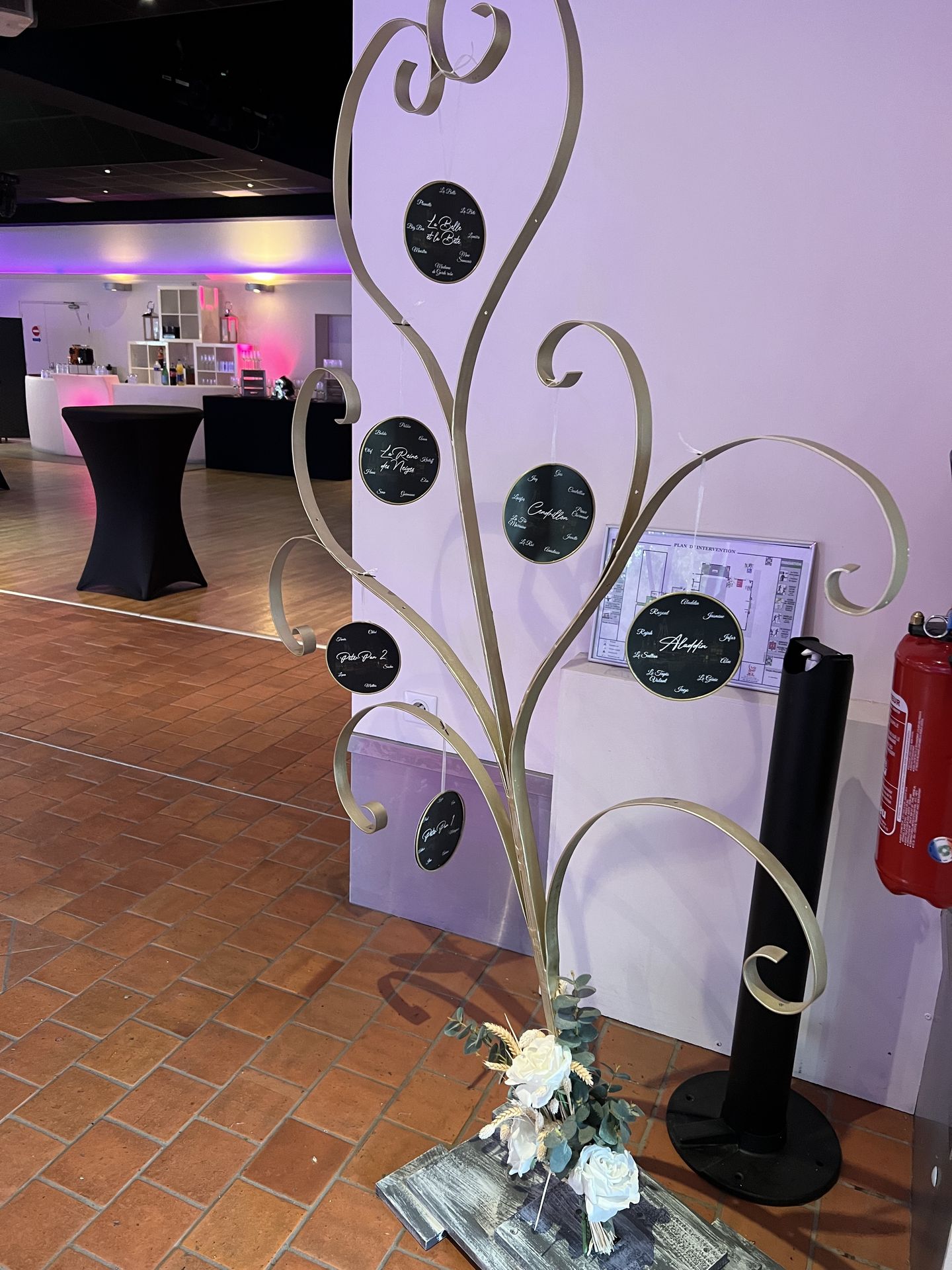 Mariage Domaine de Châtillon plan de table structure coeur dorée impression noir