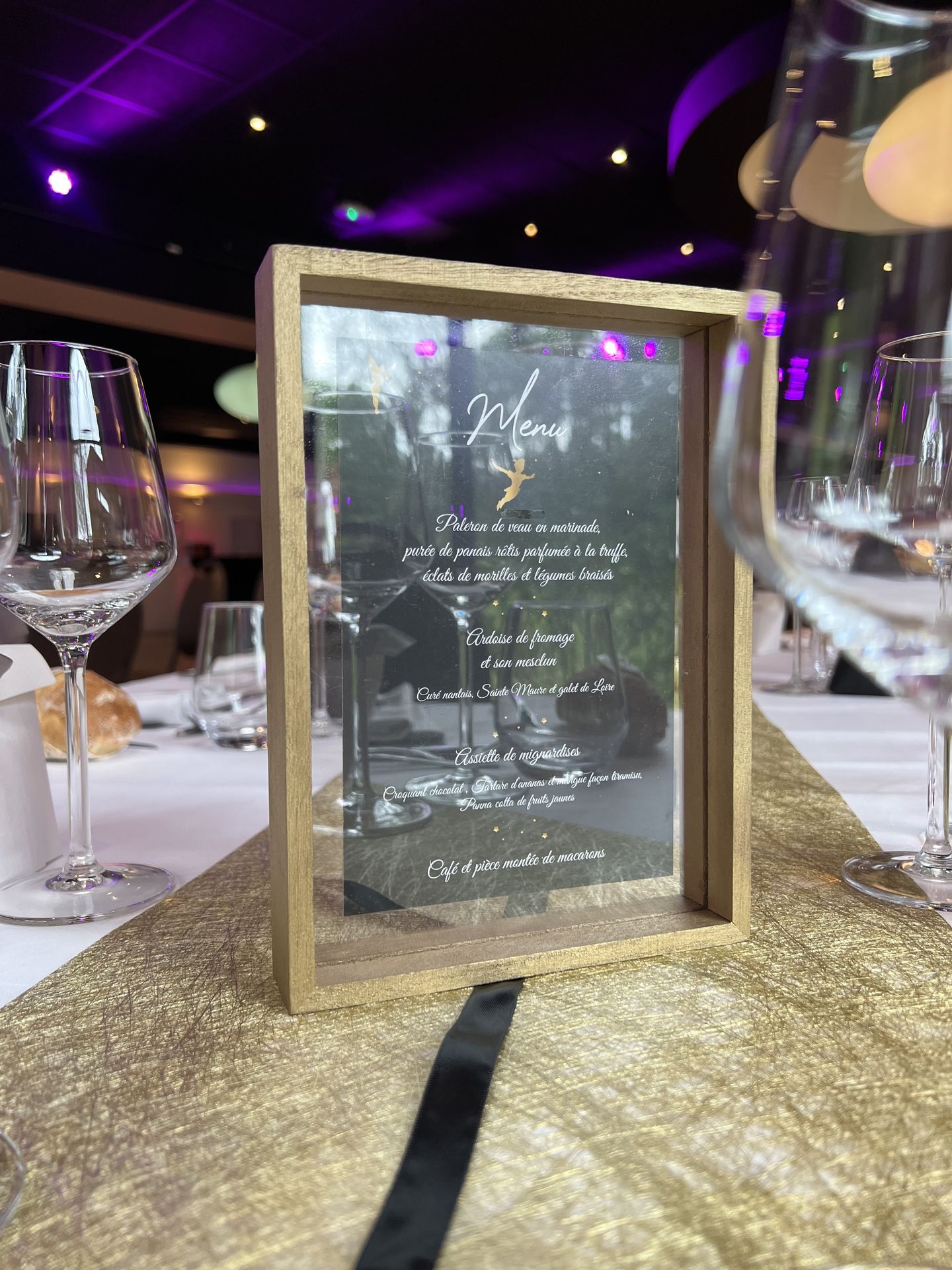 Mariage Domaine de Châtillon menu de table impression noir cadre doré en bois naturel