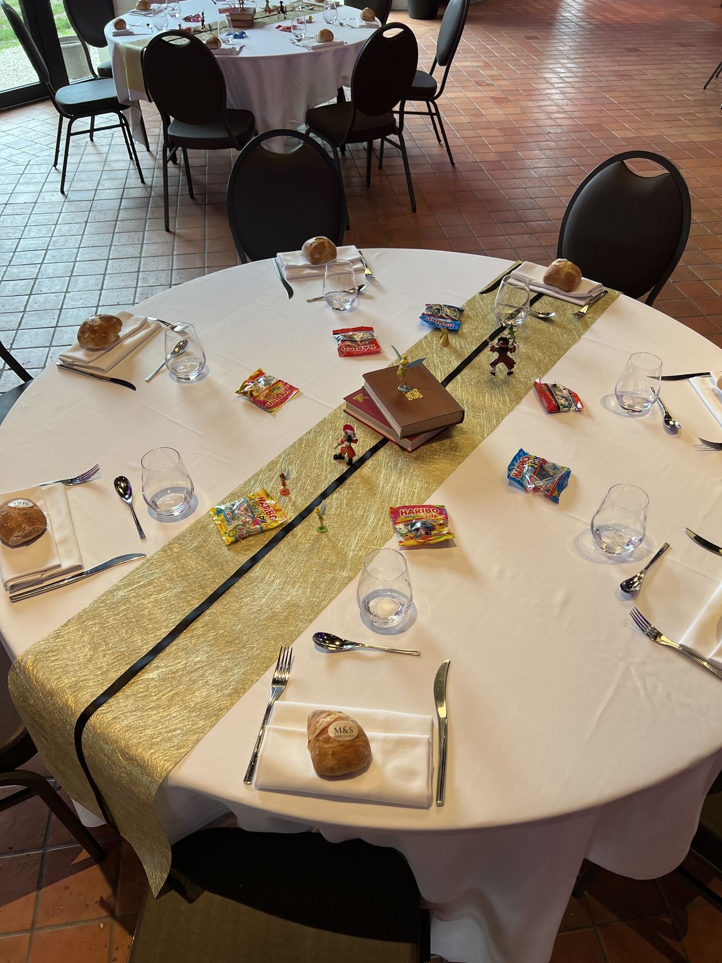 Mariage Domaine de Châtillon table blanche chemin de table doré bonbon centre de table livre marron file noir