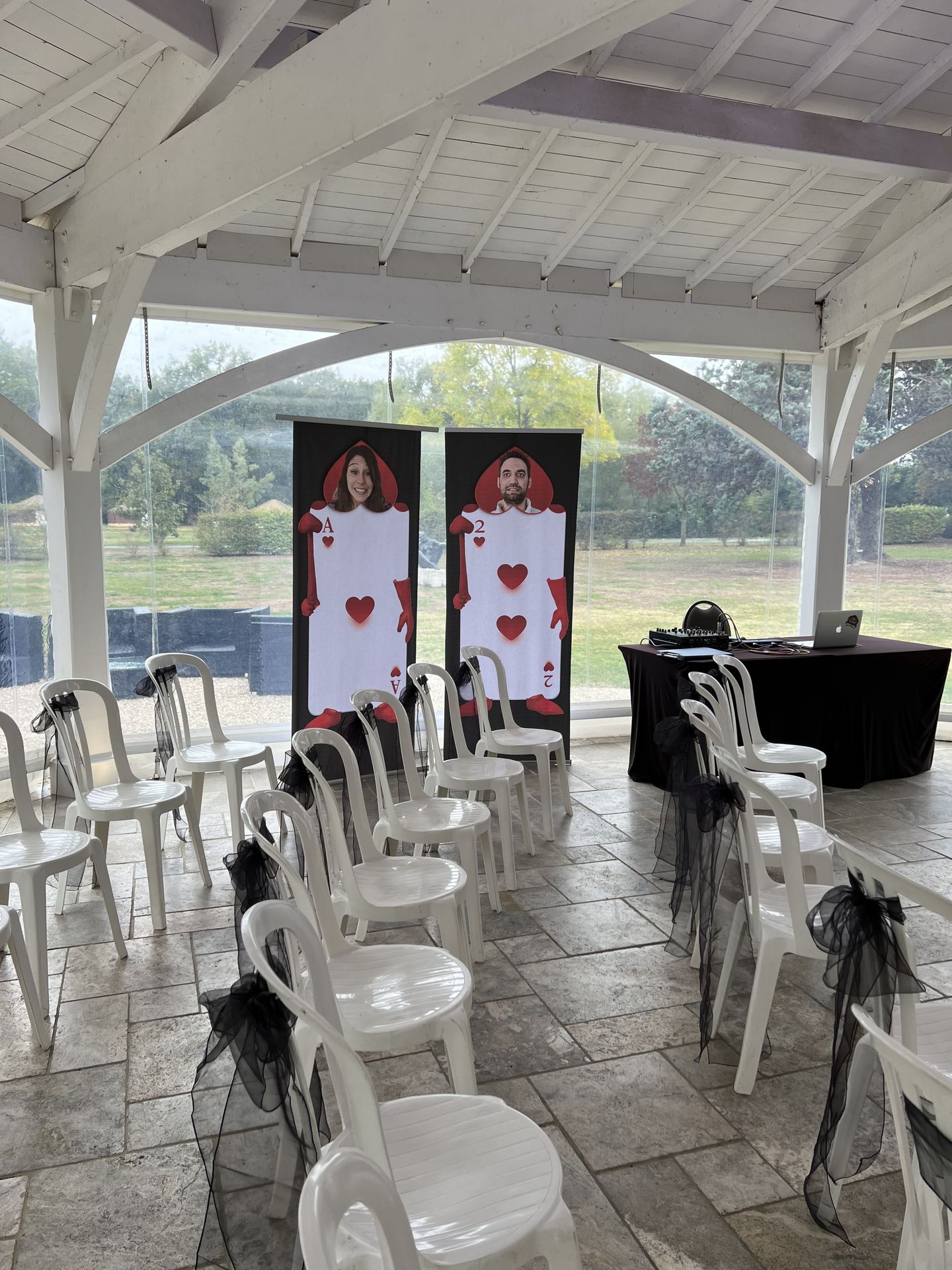 Mariage Domaine de Châtillon jeu de carte affichage rolle noeud de chaise noir