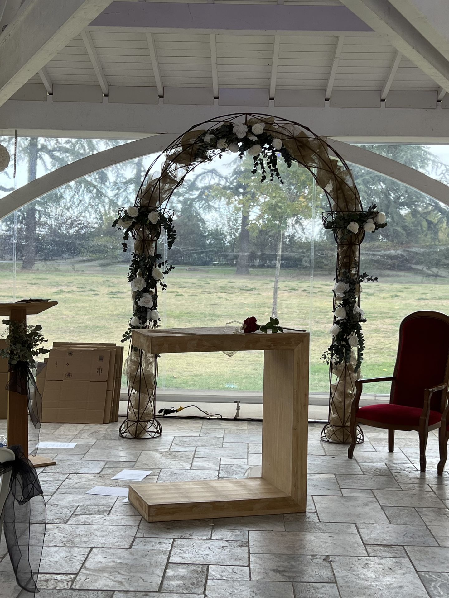 Mariage Domaine de Châtillon cérémonie laique arche arrondi tissu sable composition de fleurs pupitre en bois