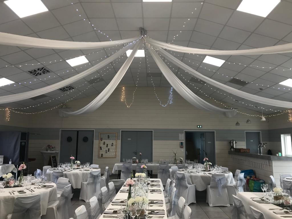 Mariage Le Fief du Vignoble plafond tentures leds table blanche fleurs chemin de table argent serviette grise