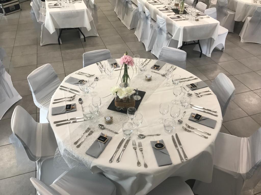 Mariage Le Fief du Vignoble table blanche fleurs chemin de table argent serviette grise