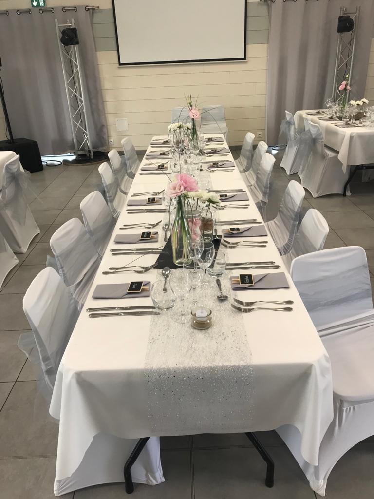 Mariage Le Fief du Vignoble table blanche fleurs chemin de table argent serviette grise