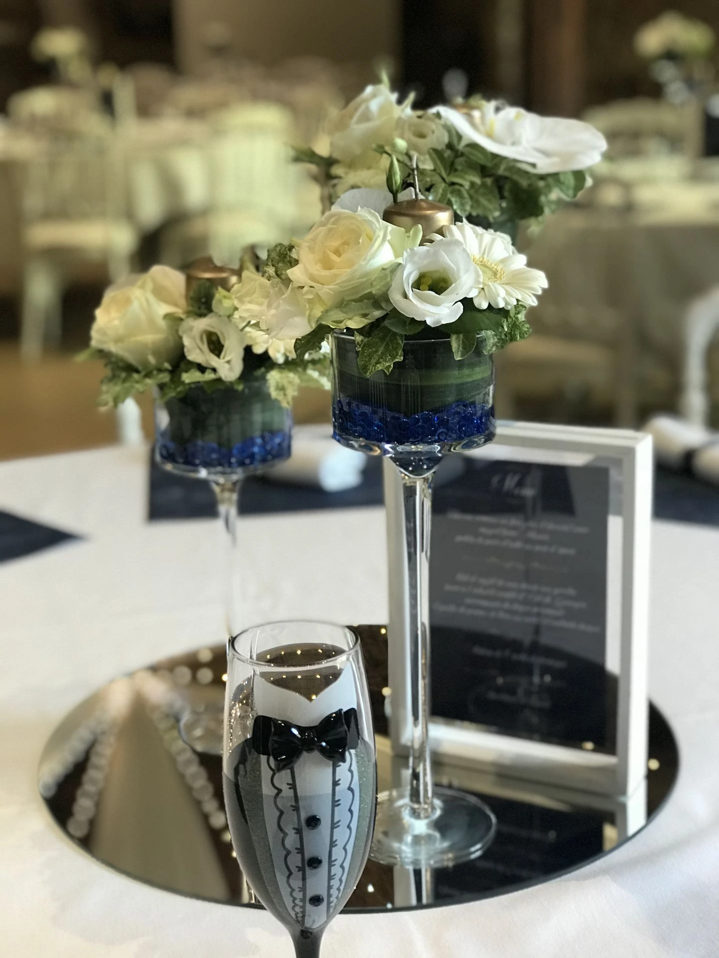 Mariage Château de la Galissonnière centre de table miroir rond vase fleurs et perle bleu amrine cadre blanc en bois menu de table