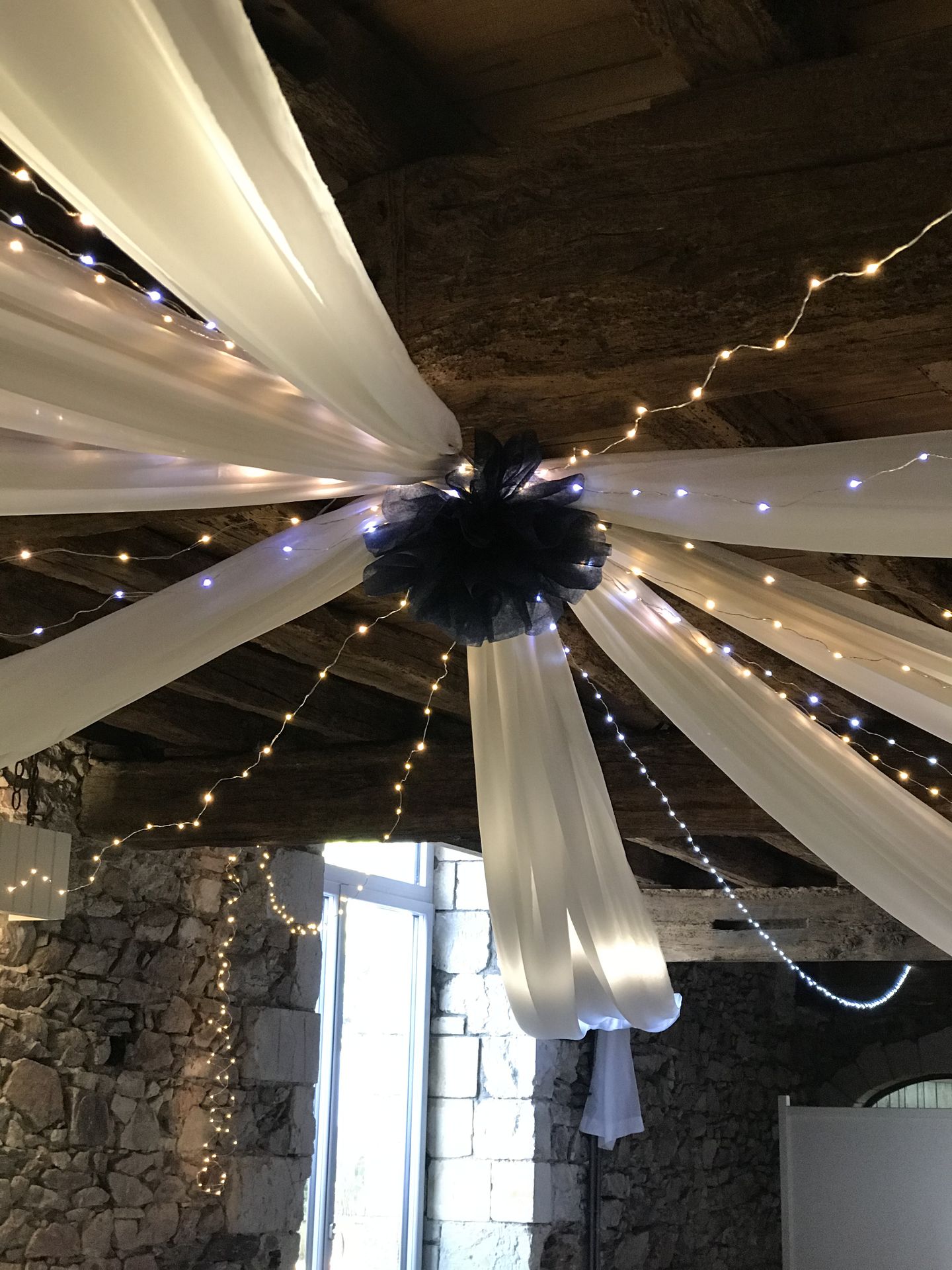 Mariage Château de la Galissonnière plafond tentures blanche leds et fleurs bleu marine